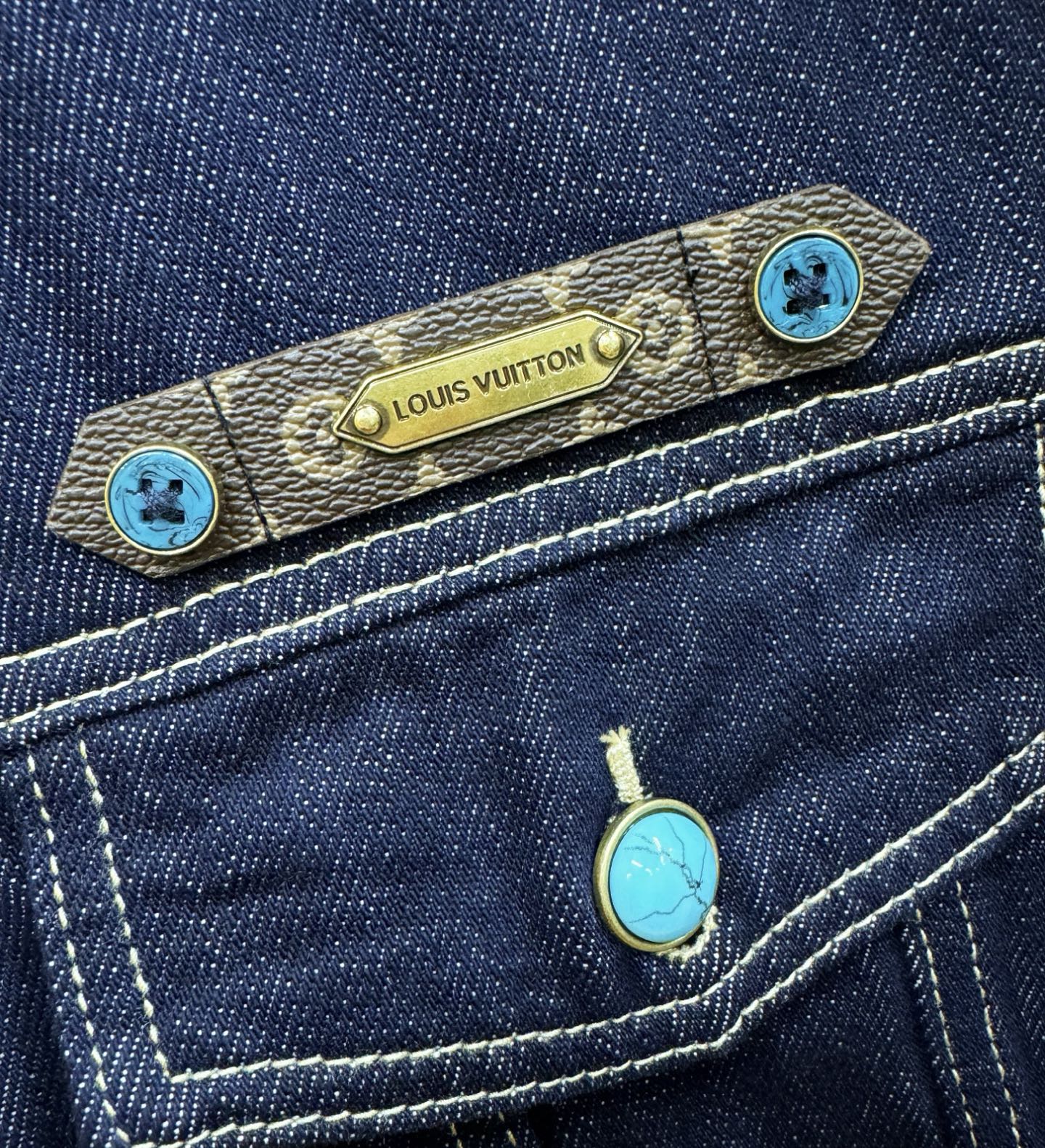 LV路易威登 2025新品男女同款牛仔外套，时装圈人气极为火热的单品，是时尚大咖们最炙手可热扭造型的必入