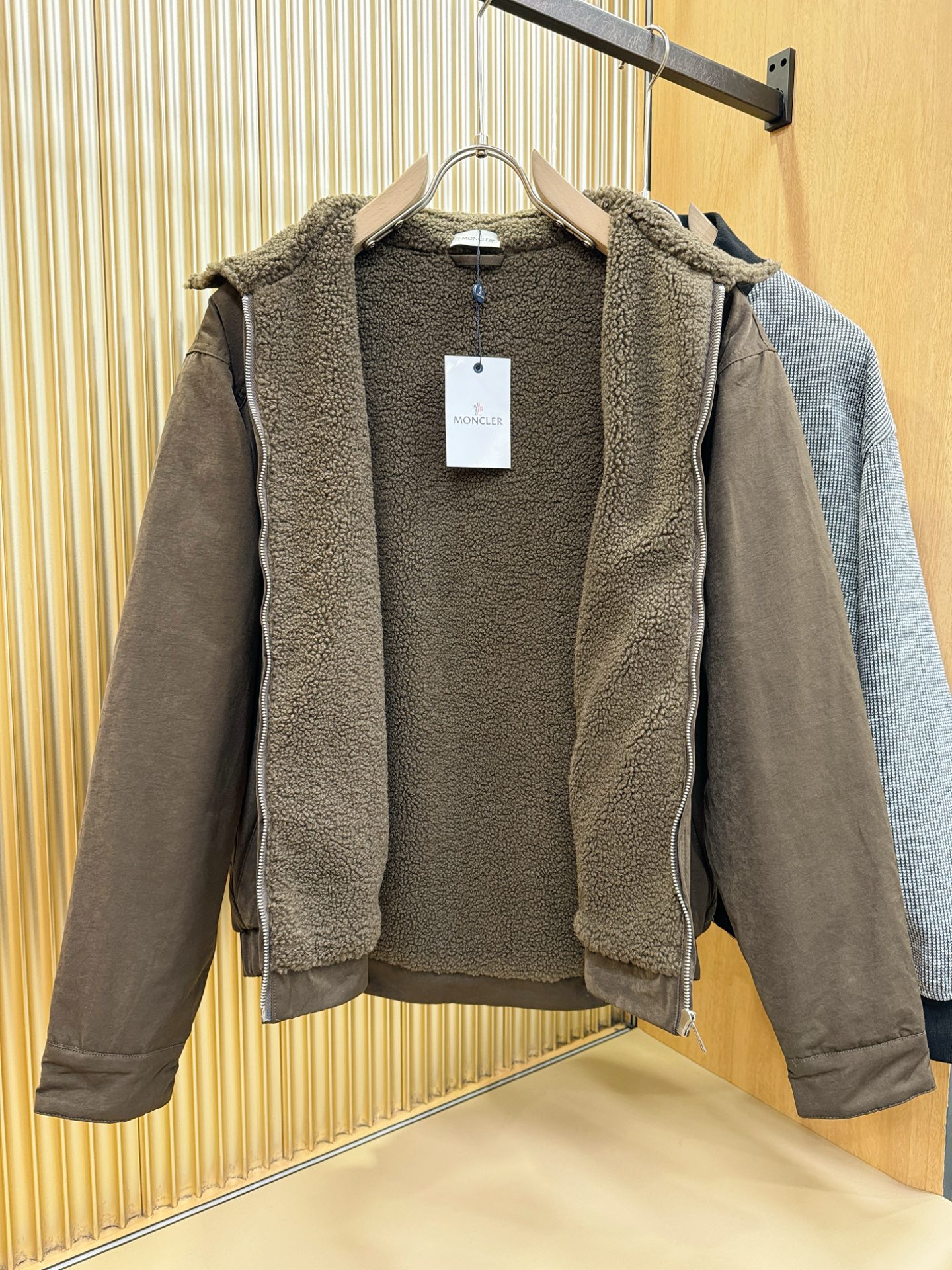 Moncler蒙口 2025新款外套，秀场新品，加绒加厚，品相非常完美，专柜高科技防水面料，内里舒适保暖