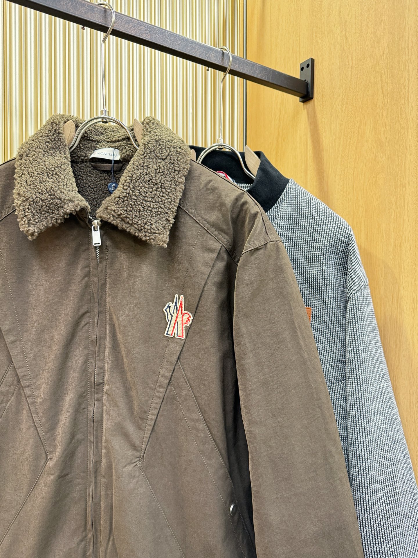 Moncler蒙口 2025新款外套，秀场新品，加绒加厚，品相非常完美，专柜高科技防水面料，内里舒适保暖