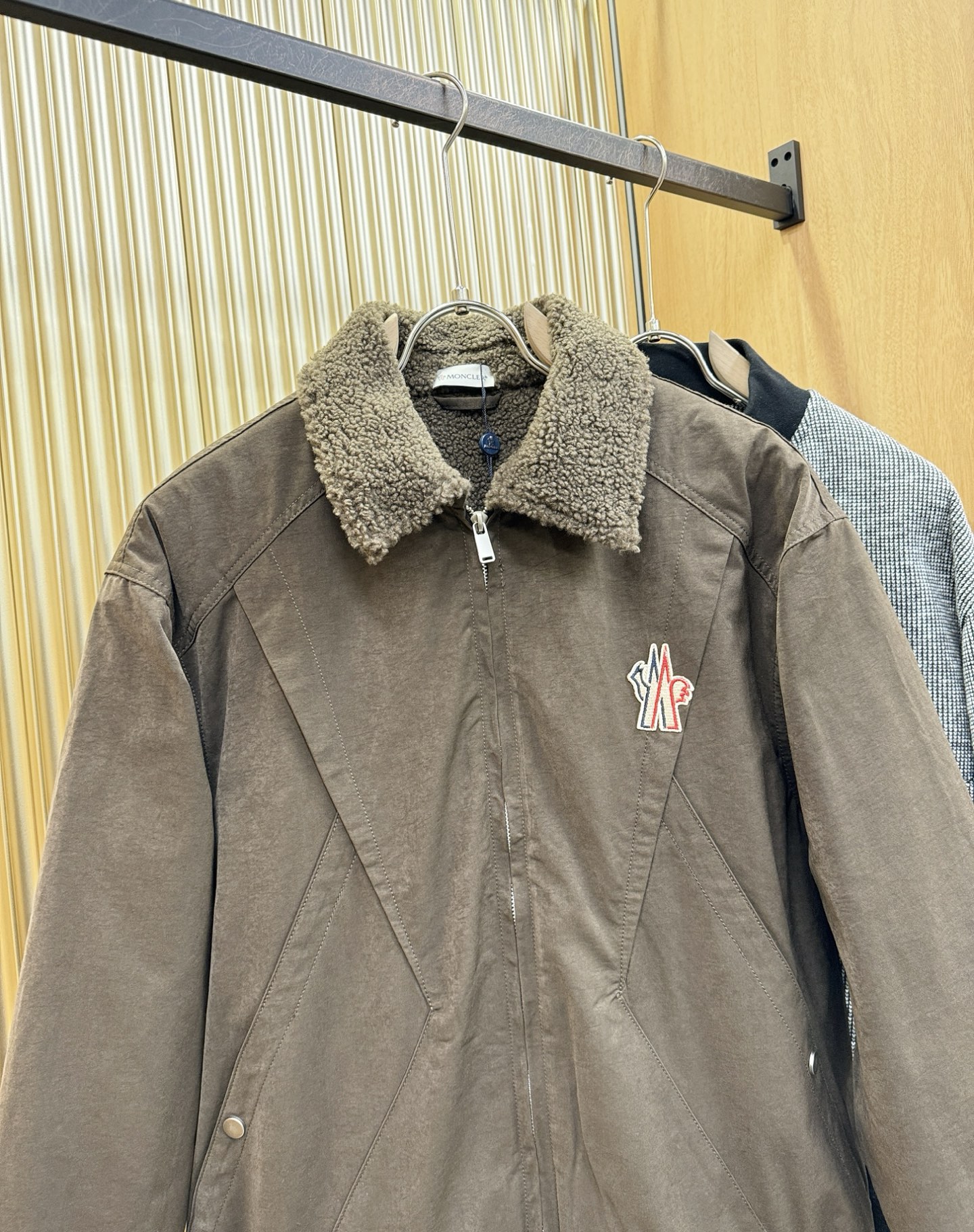 Moncler蒙口 2025新款外套，秀场新品，加绒加厚，品相非常完美，专柜高科技防水面料，内里舒适保暖