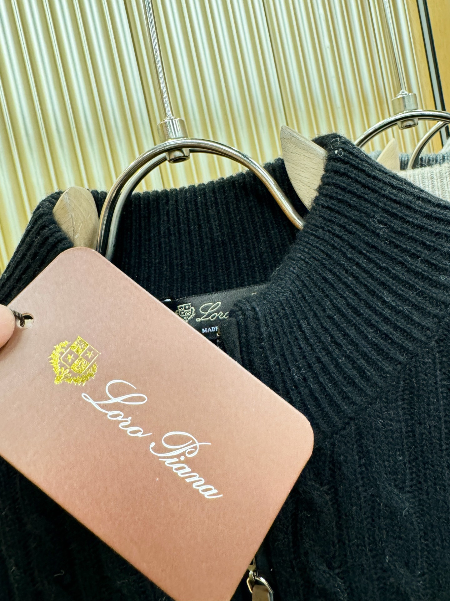 Loro Piana诺悠翩雅 2025秋冬新款羊绒毛衣，顶级羊绒面料，logo图案设计，胸前logo设计