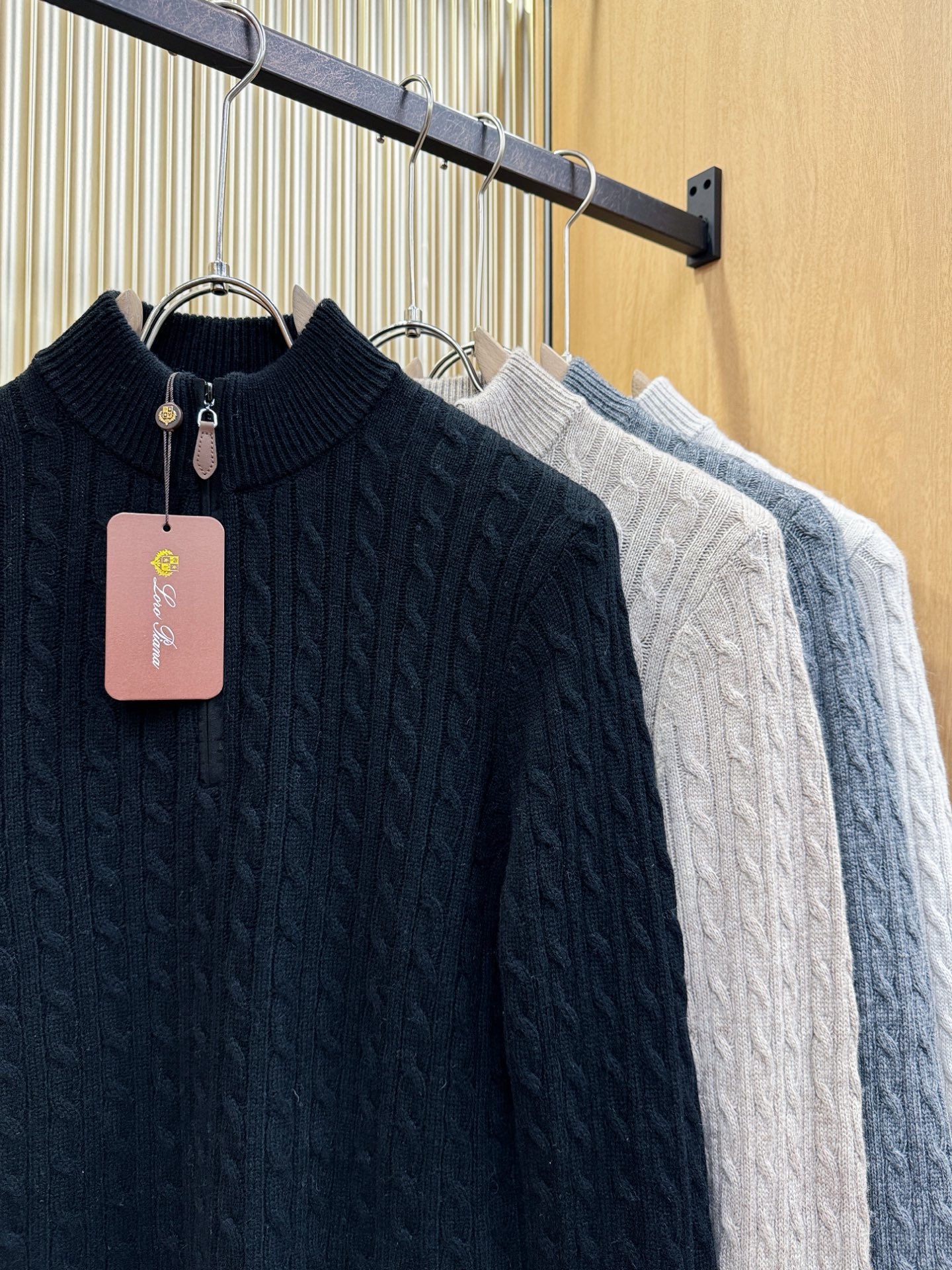 Loro Piana诺悠翩雅 2025秋冬新款羊绒毛衣，顶级羊绒面料，logo图案设计，胸前logo设计