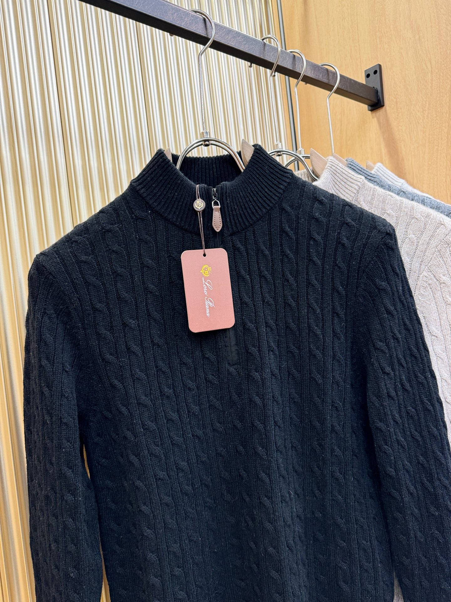 Loro Piana诺悠翩雅 2025秋冬新款羊绒毛衣，顶级羊绒面料，logo图案设计，胸前logo设计