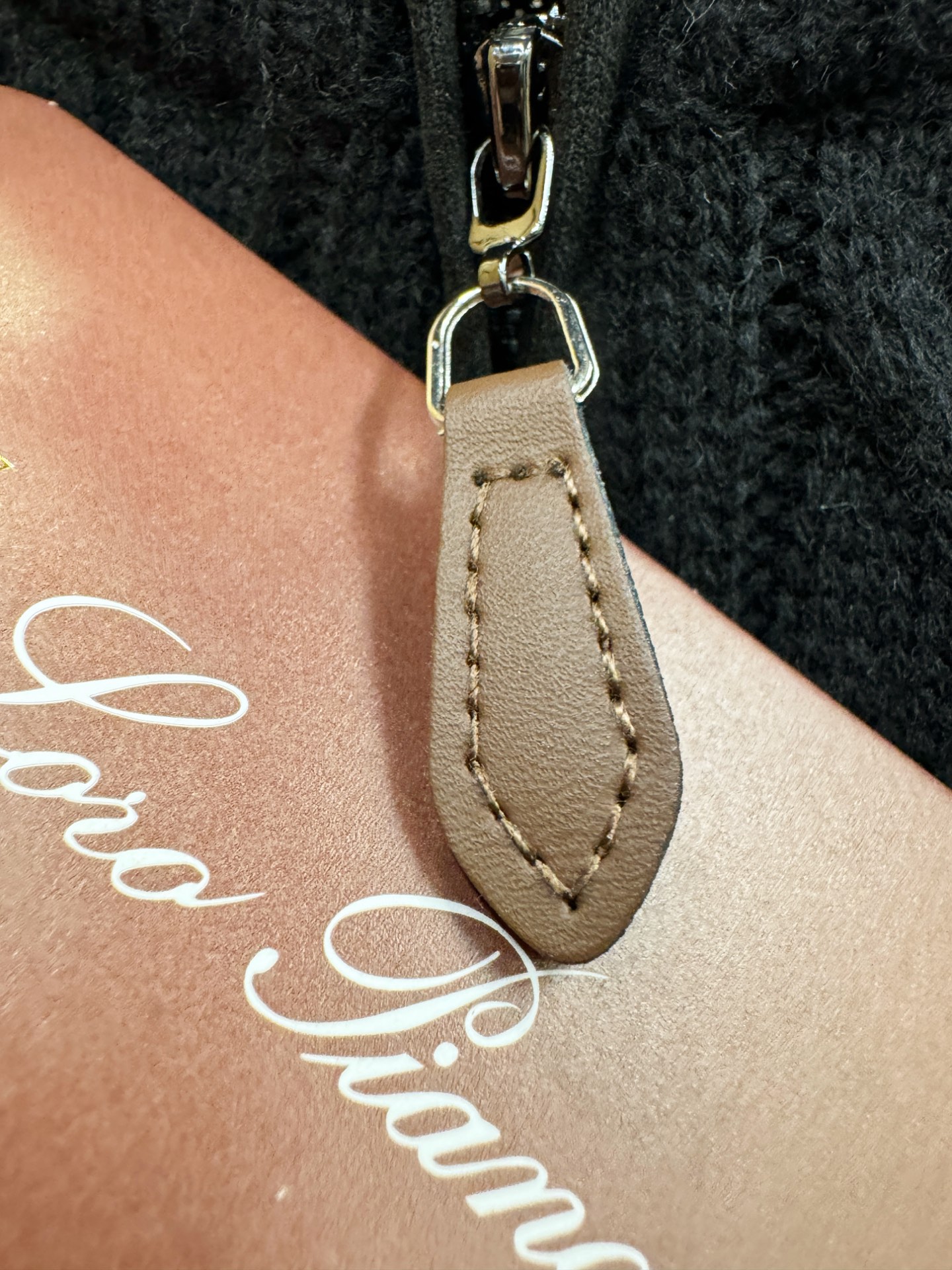 Loro Piana诺悠翩雅 2025秋冬新款羊绒毛衣，顶级羊绒面料，logo图案设计，胸前logo设计