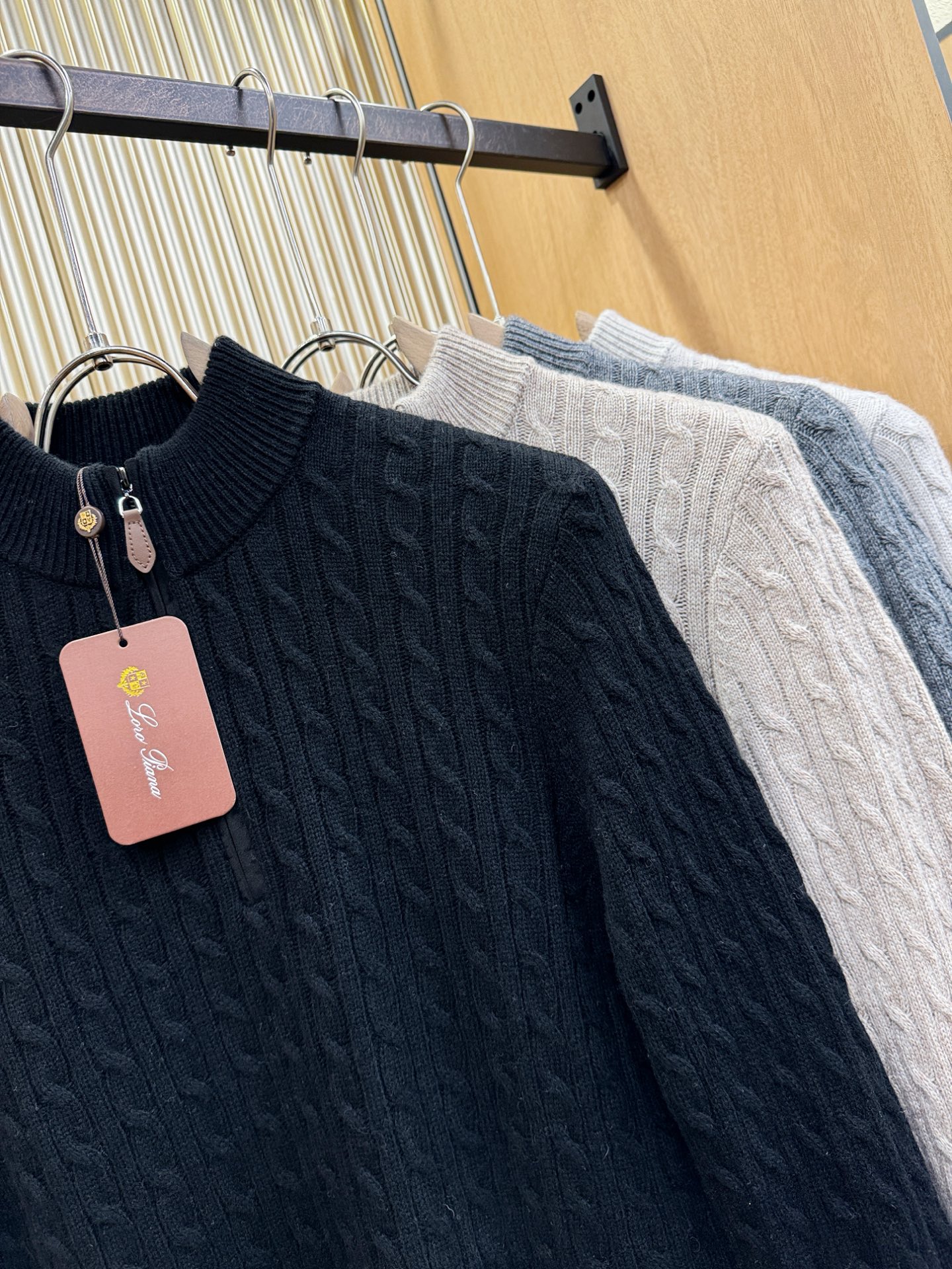 Loro Piana诺悠翩雅 2025秋冬新款羊绒毛衣，顶级羊绒面料，logo图案设计，胸前logo设计