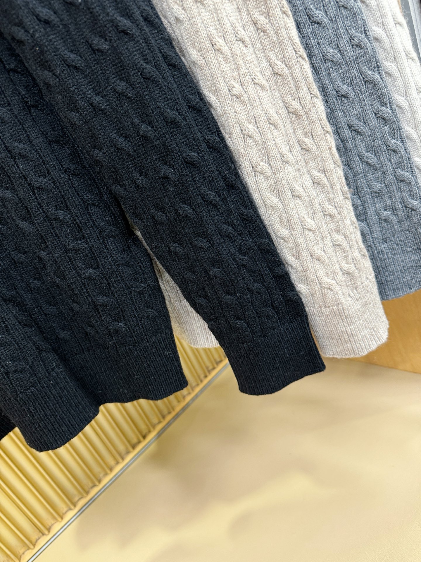 Loro Piana诺悠翩雅 2025秋冬新款羊绒毛衣，顶级羊绒面料，logo图案设计，胸前logo设计