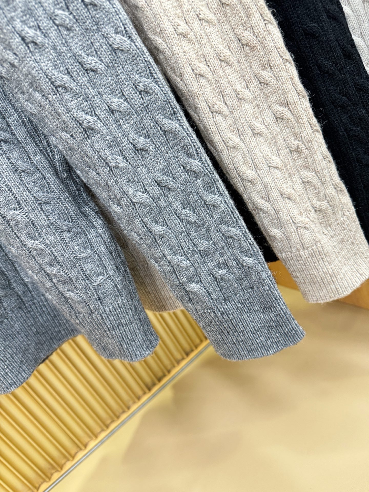 Loro Piana诺悠翩雅 2025秋冬新款羊绒毛衣，顶级羊绒面料，logo图案设计，胸前logo设计