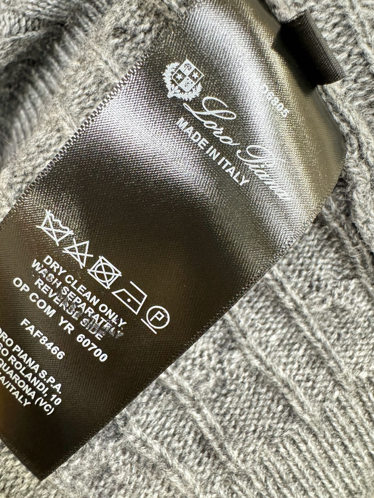 Loro Piana诺悠翩雅 2025秋冬新款羊绒毛衣，顶级羊绒面料，logo图案设计，胸前logo设计