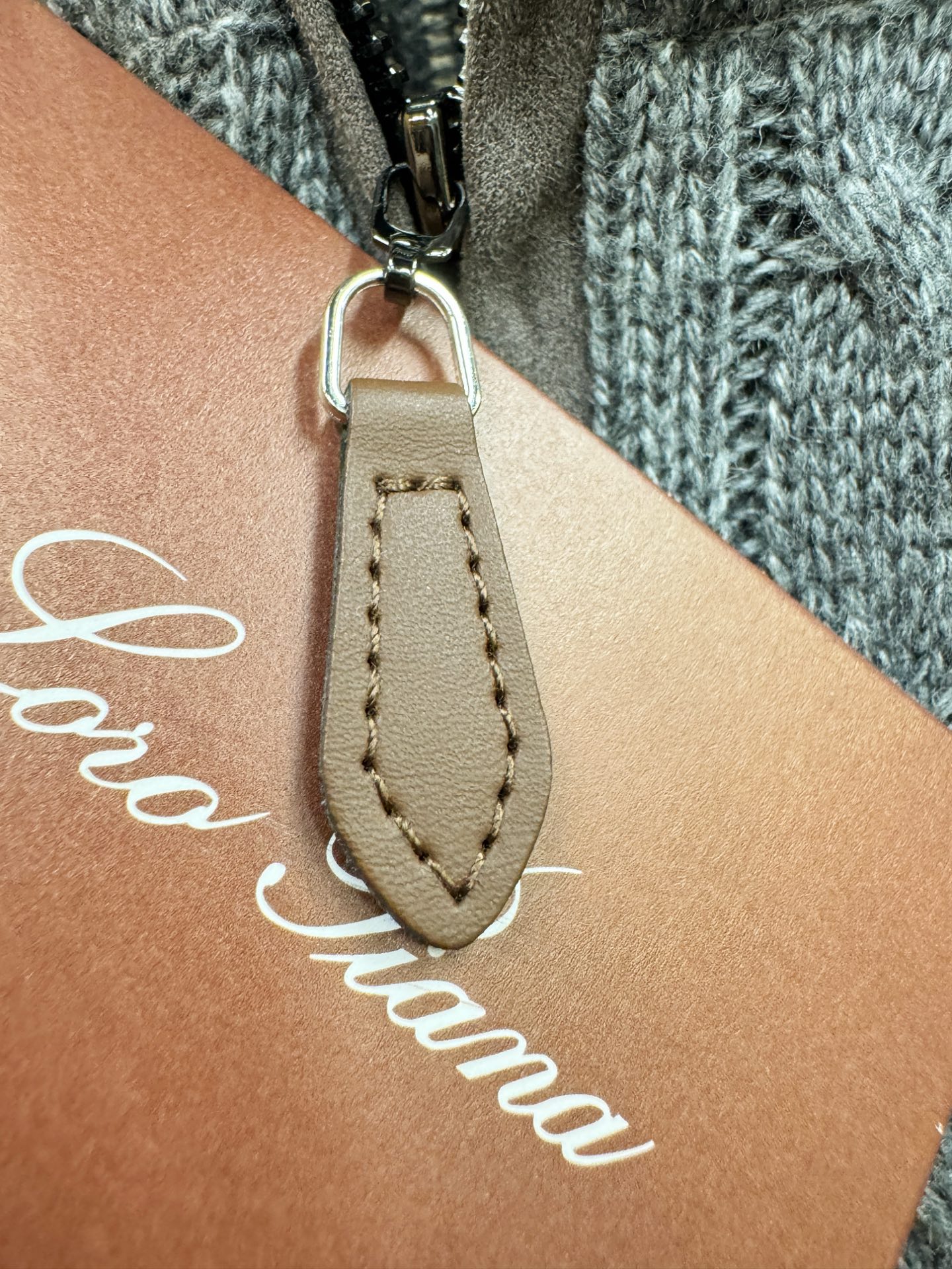 Loro Piana诺悠翩雅 2025秋冬新款羊绒毛衣，顶级羊绒面料，logo图案设计，胸前logo设计