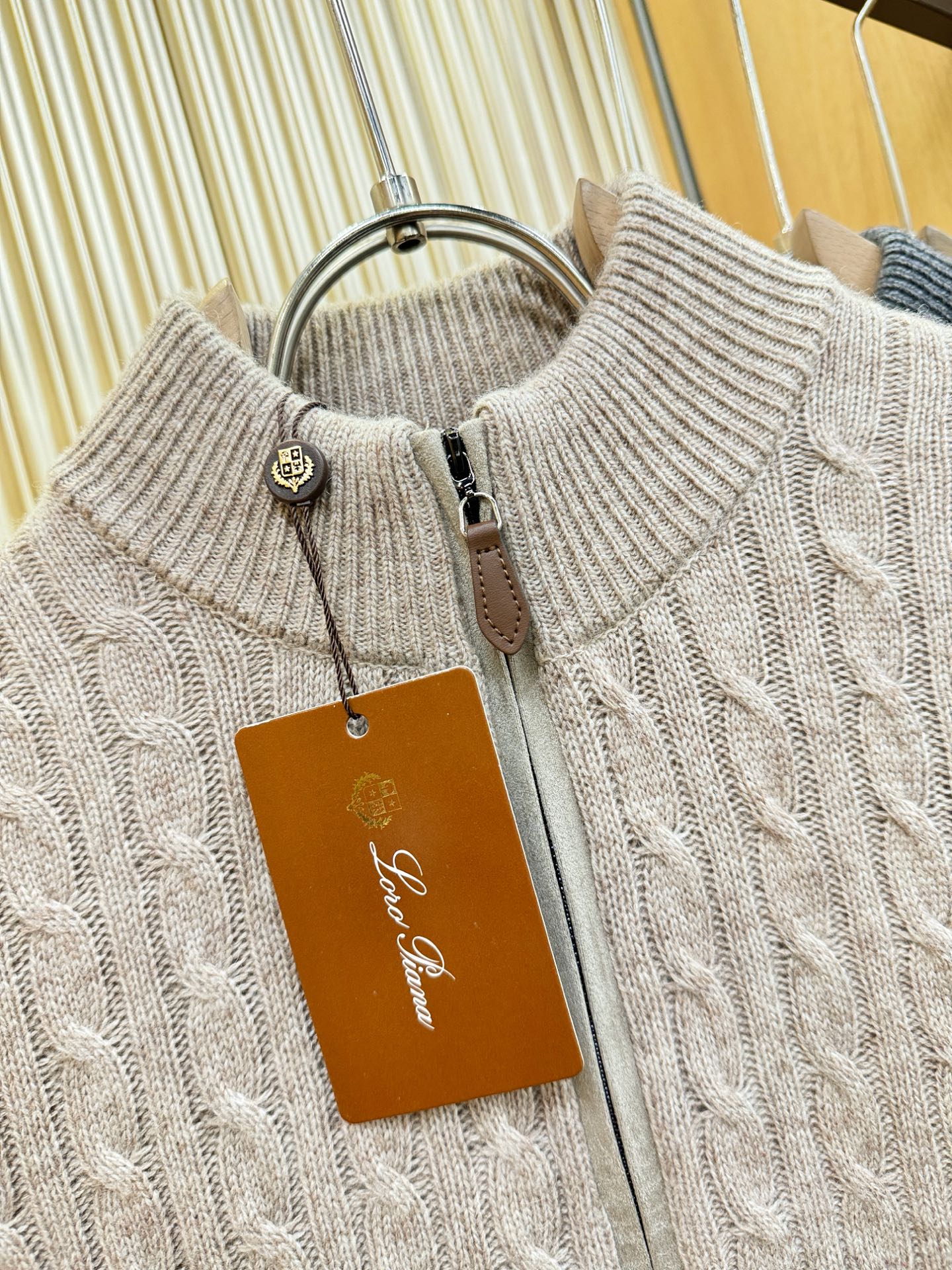 Loro Piana诺悠翩雅 2025秋冬新款羊绒毛衣，顶级羊绒面料，logo图案设计，胸前logo设计