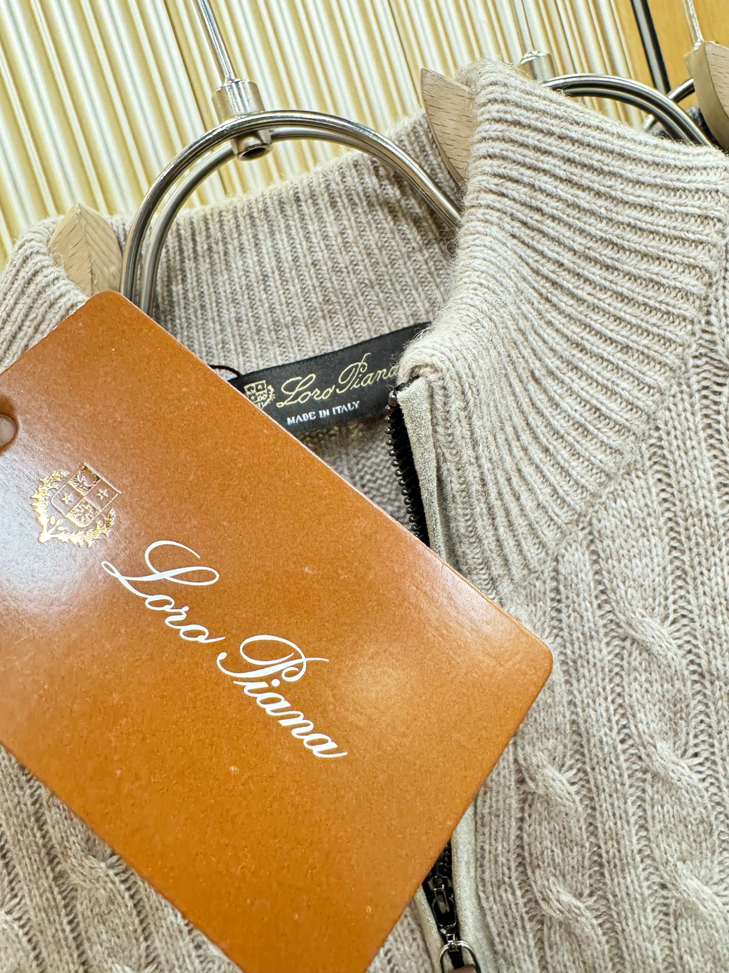 Loro Piana诺悠翩雅 2025秋冬新款羊绒毛衣，顶级羊绒面料，logo图案设计，胸前logo设计