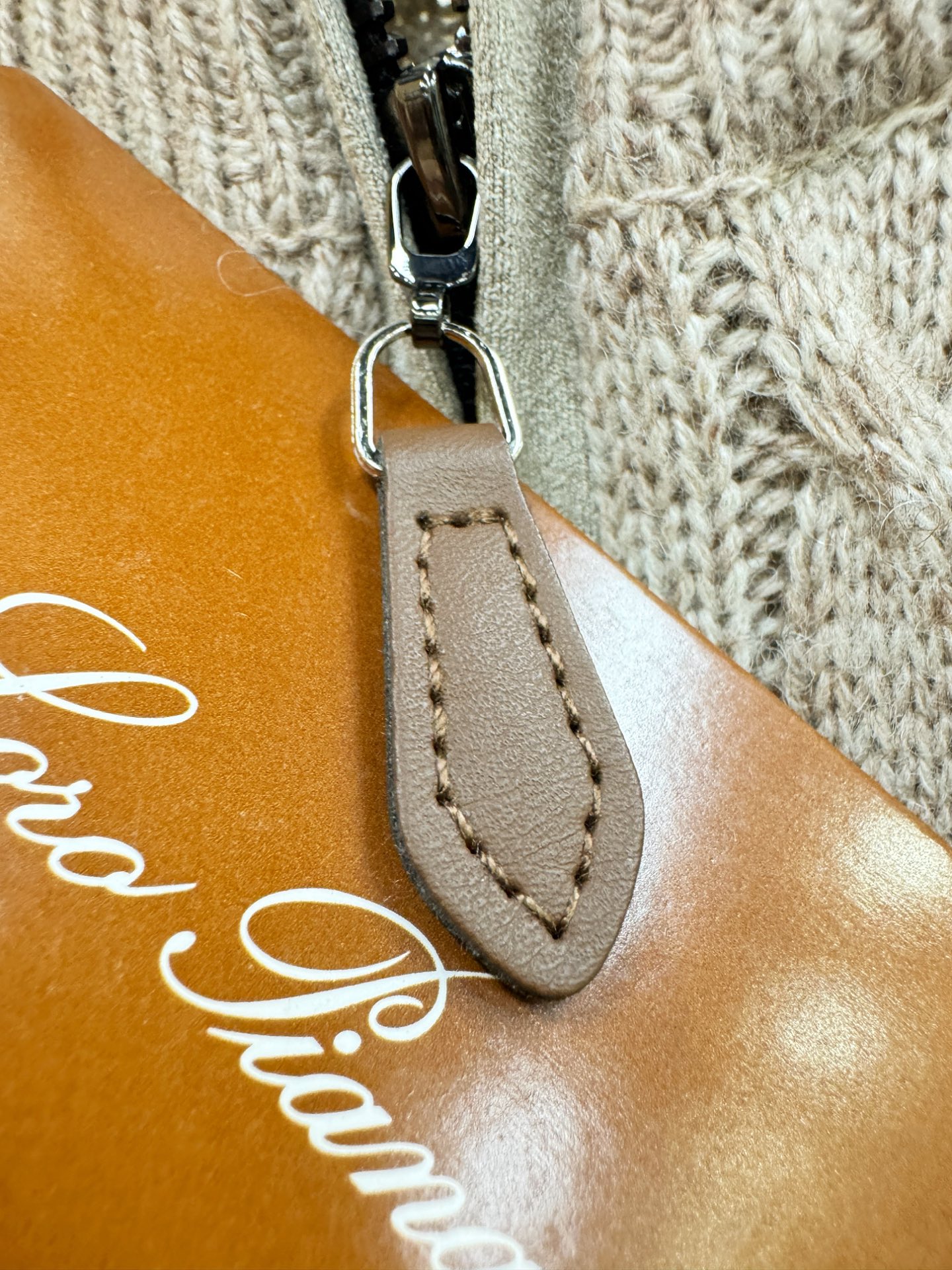 Loro Piana诺悠翩雅 2025秋冬新款羊绒毛衣，顶级羊绒面料，logo图案设计，胸前logo设计