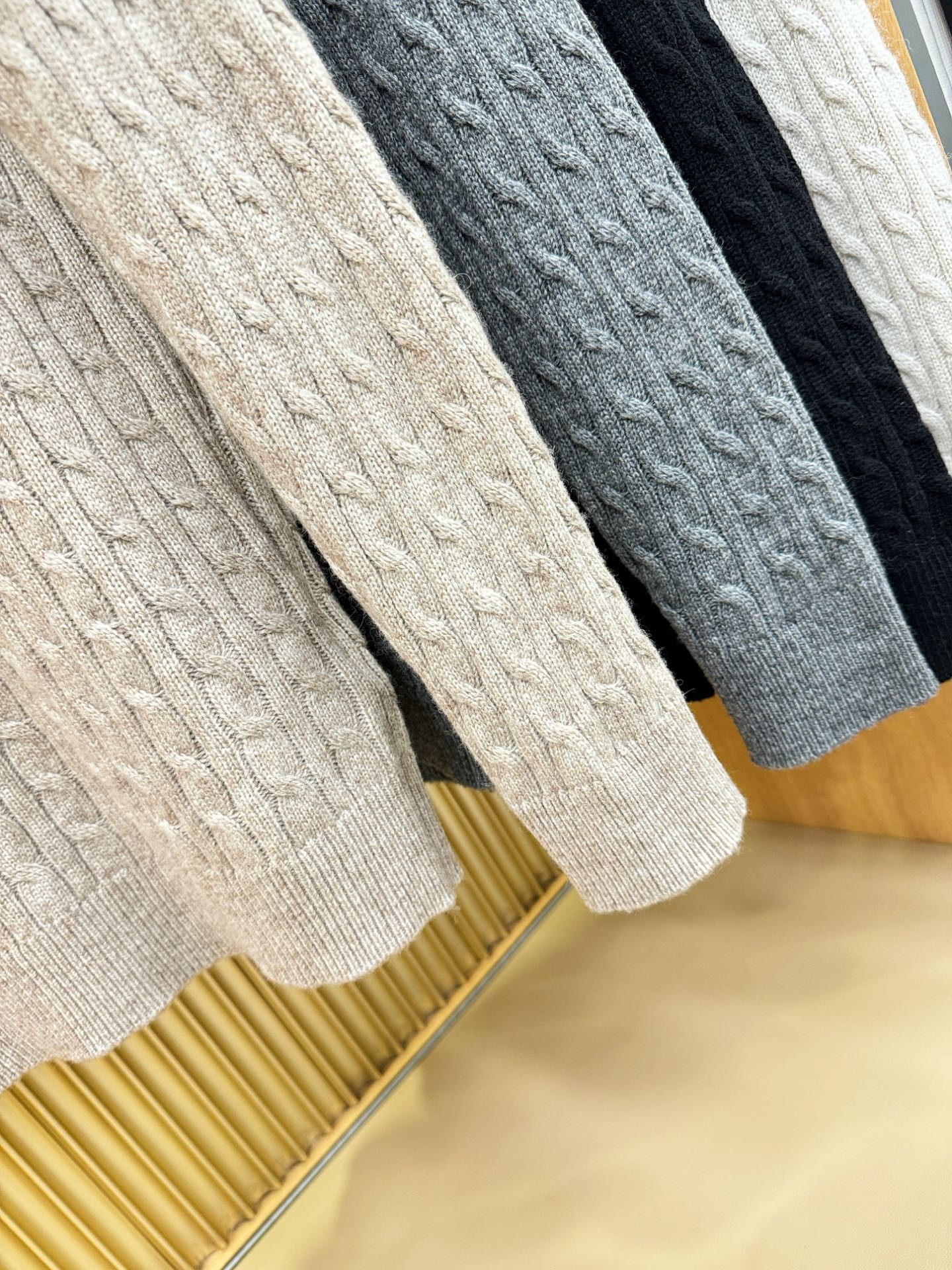 Loro Piana诺悠翩雅 2025秋冬新款羊绒毛衣，顶级羊绒面料，logo图案设计，胸前logo设计