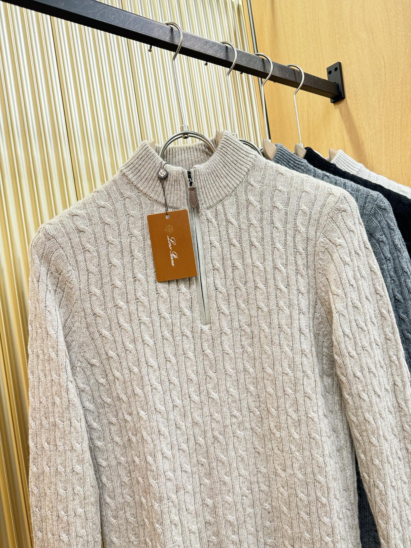 Loro Piana诺悠翩雅 2025秋冬新款羊绒毛衣，顶级羊绒面料，logo图案设计，胸前logo设计