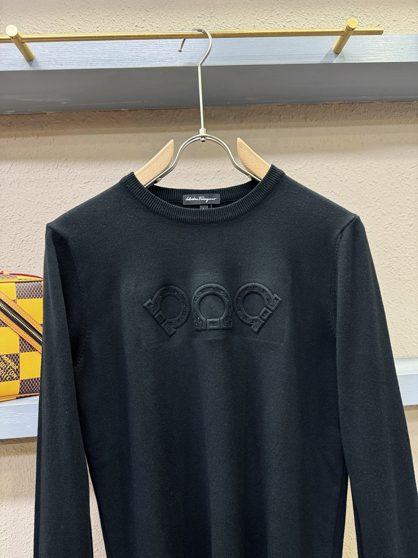 Ferrag *mo菲拉格慕 2025新款毛衣，胸前logo设计！贸易公司渠道稀出，同步官网发售！秋冬系