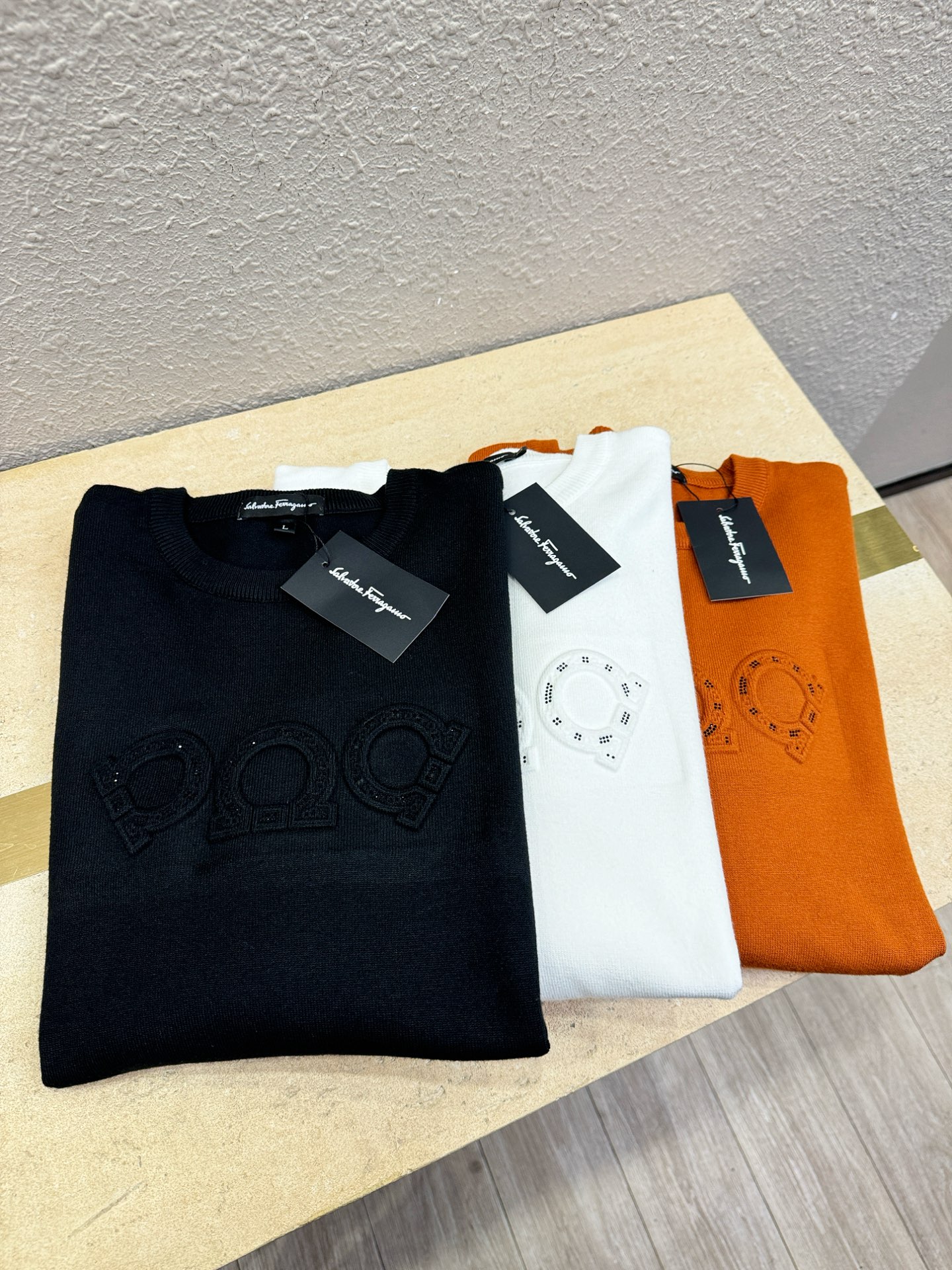 Ferrag *mo菲拉格慕 2025新款毛衣，胸前logo设计！贸易公司渠道稀出，同步官网发售！秋冬系