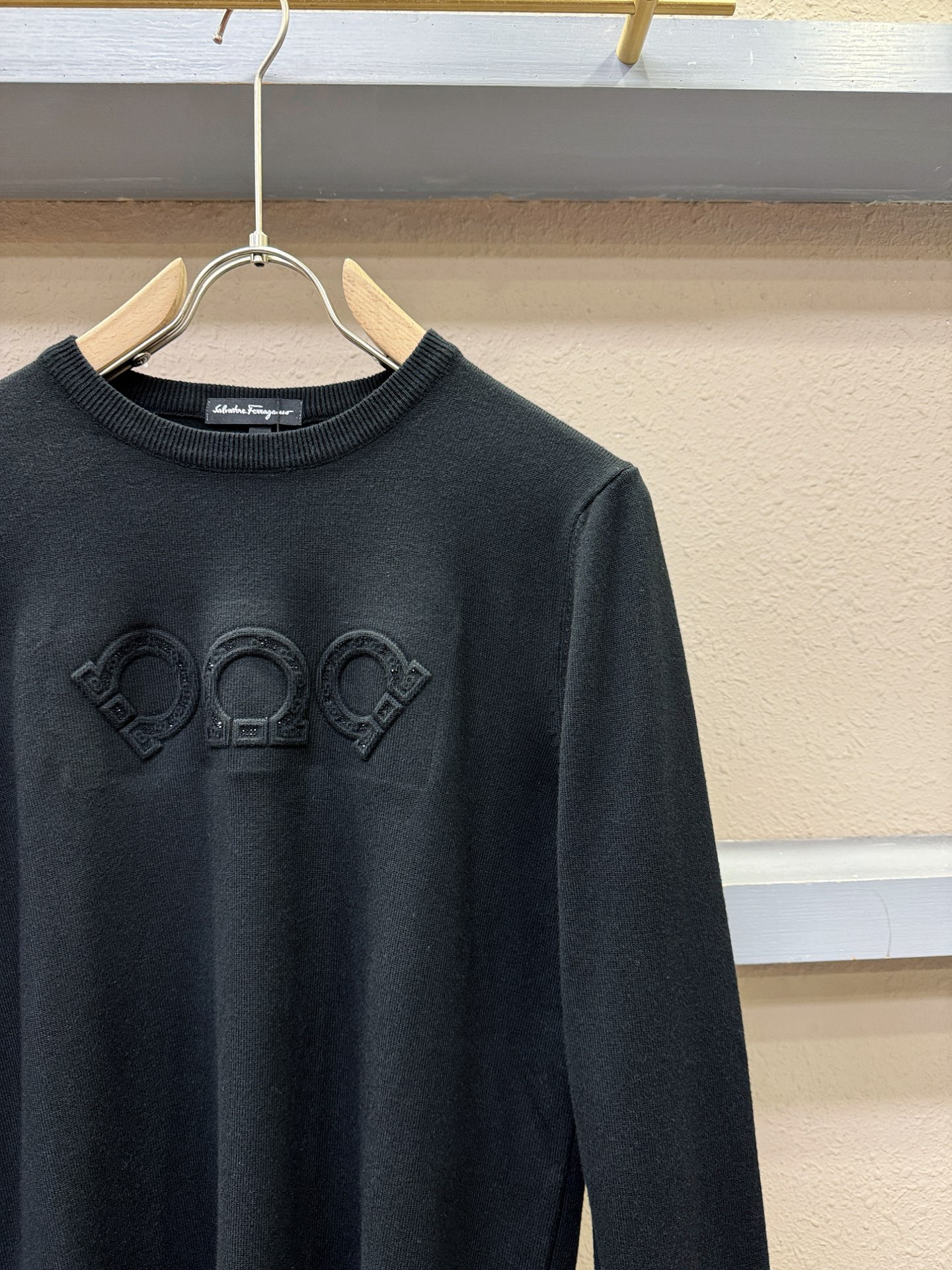 Ferrag *mo菲拉格慕 2025新款毛衣，胸前logo设计！贸易公司渠道稀出，同步官网发售！秋冬系