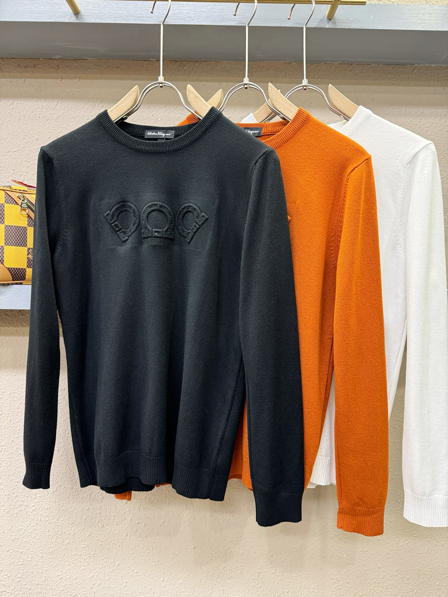 Ferrag *mo菲拉格慕 2025新款毛衣，胸前logo设计！贸易公司渠道稀出，同步官网发售！秋冬系