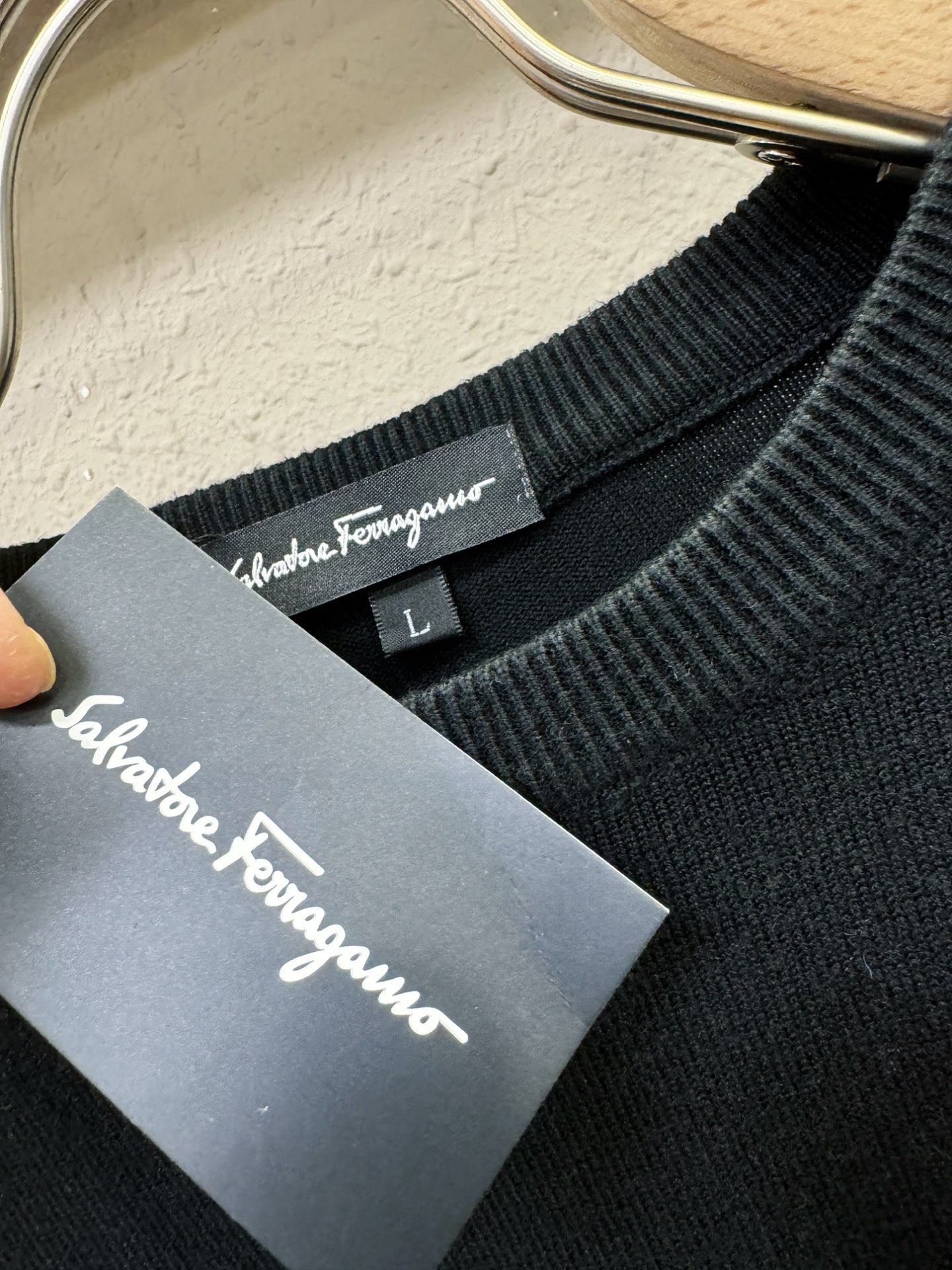 Ferrag *mo菲拉格慕 2025新款毛衣，胸前logo设计！贸易公司渠道稀出，同步官网发售！秋冬系