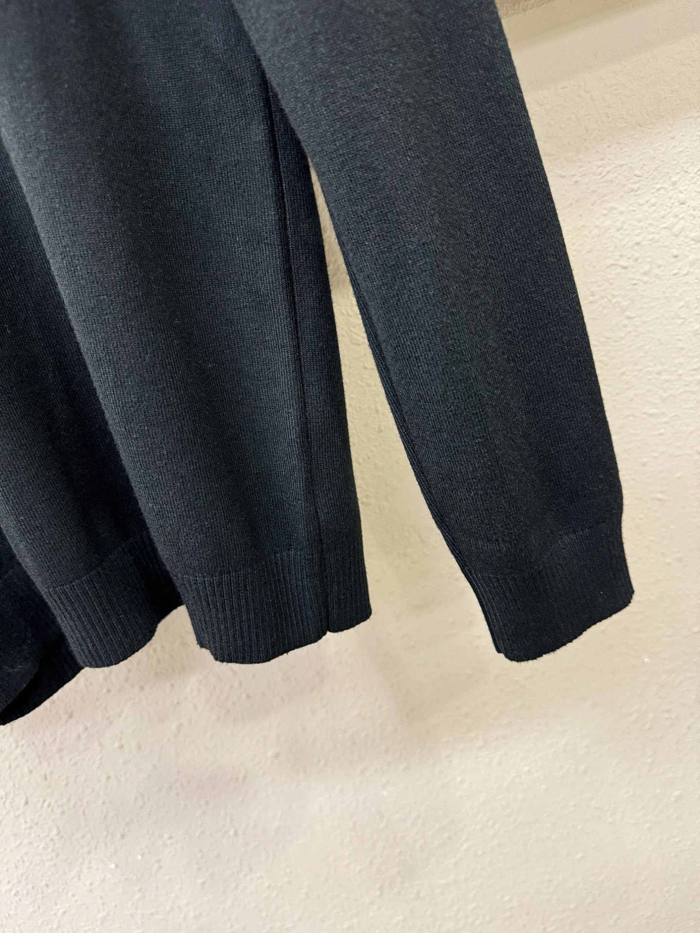 Ferrag *mo菲拉格慕 2025新款毛衣，胸前logo设计！贸易公司渠道稀出，同步官网发售！秋冬系