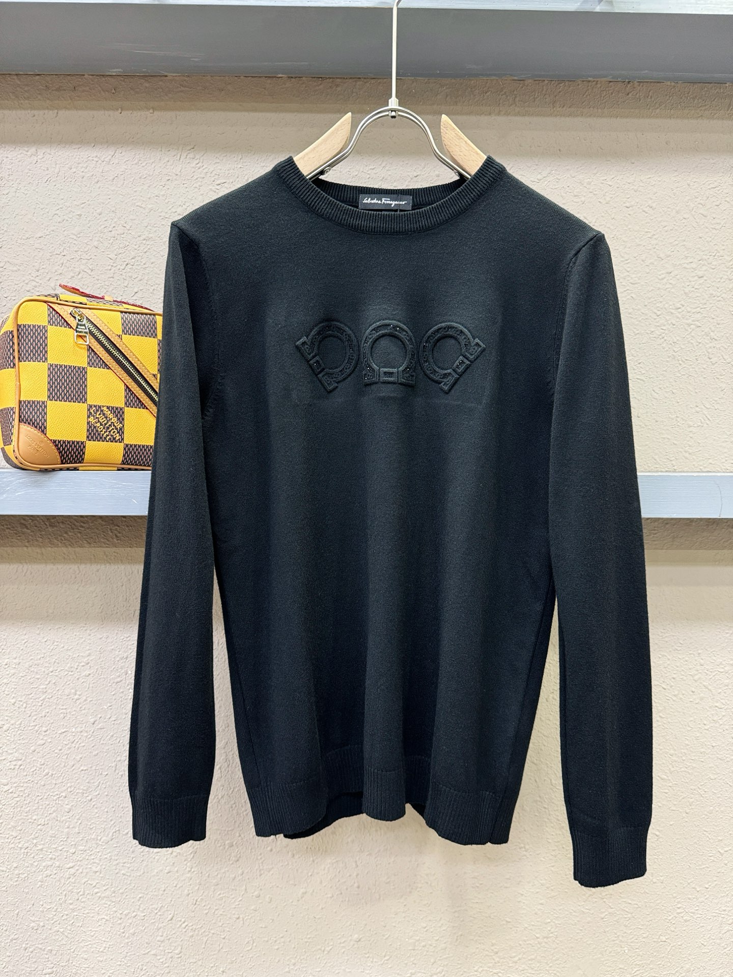 Ferrag *mo菲拉格慕 2025新款毛衣，胸前logo设计！贸易公司渠道稀出，同步官网发售！秋冬系