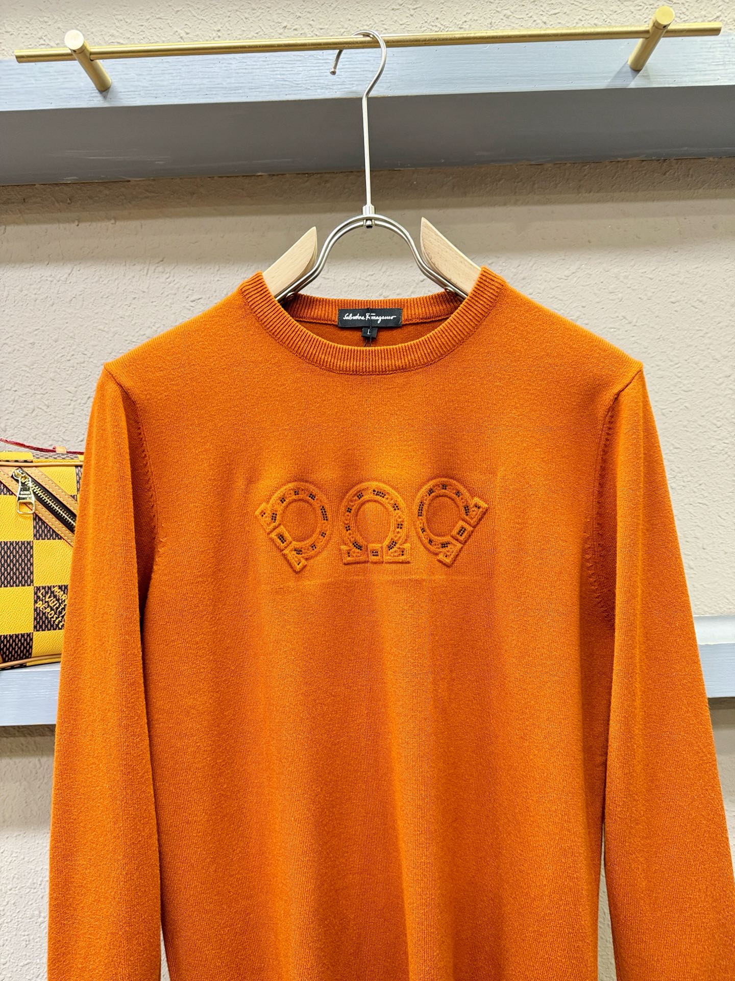 Ferrag *mo菲拉格慕 2025新款毛衣，胸前logo设计！贸易公司渠道稀出，同步官网发售！秋冬系