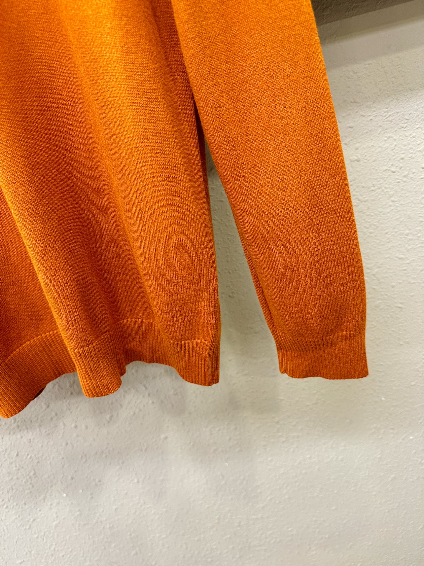 Ferrag *mo菲拉格慕 2025新款毛衣，胸前logo设计！贸易公司渠道稀出，同步官网发售！秋冬系