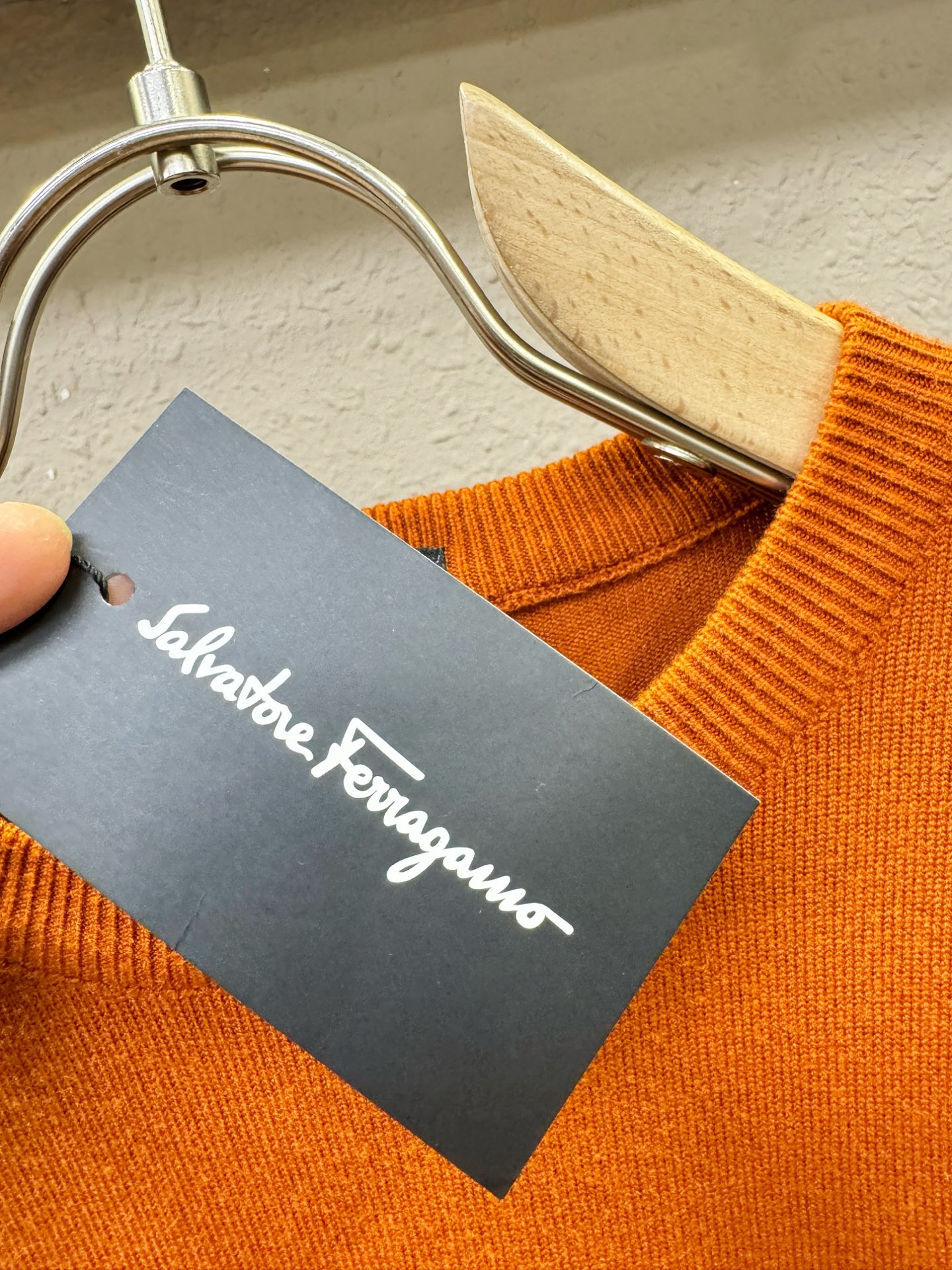 Ferrag *mo菲拉格慕 2025新款毛衣，胸前logo设计！贸易公司渠道稀出，同步官网发售！秋冬系