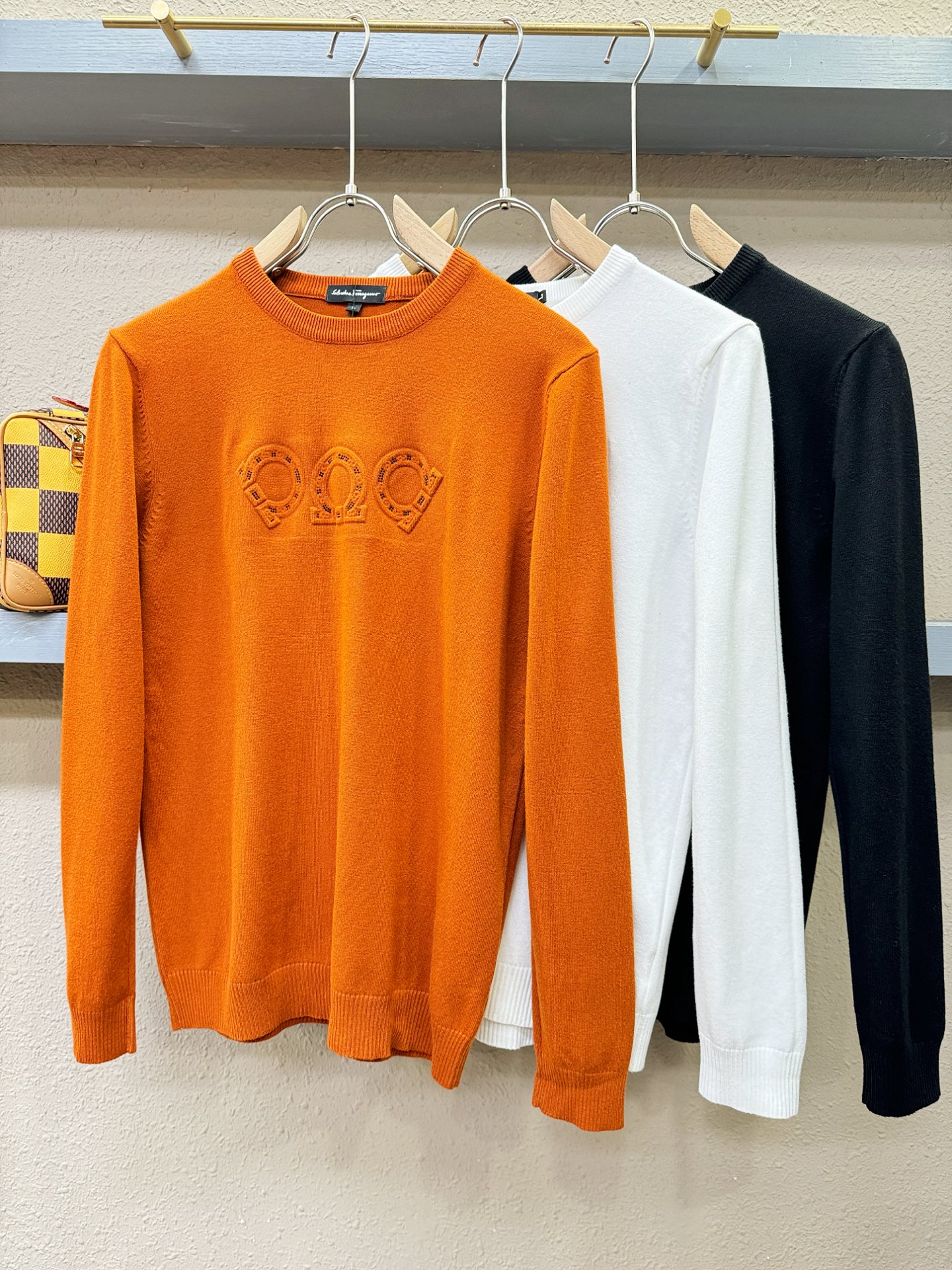 Ferrag *mo菲拉格慕 2025新款毛衣，胸前logo设计！贸易公司渠道稀出，同步官网发售！秋冬系