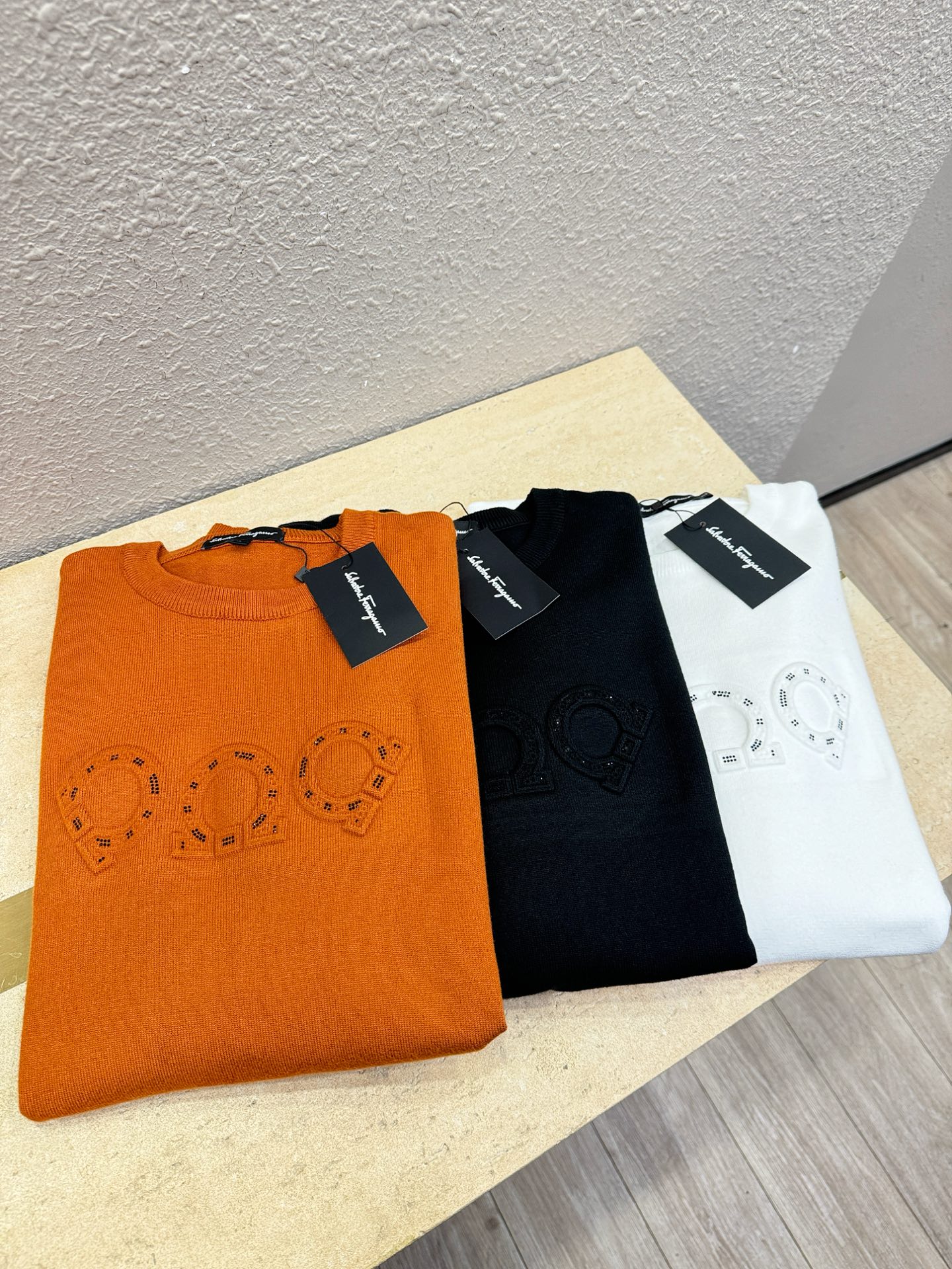 Ferrag *mo菲拉格慕 2025新款毛衣，胸前logo设计！贸易公司渠道稀出，同步官网发售！秋冬系