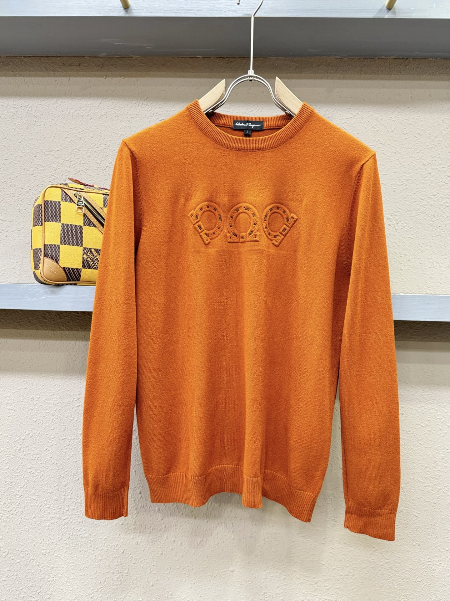 Ferrag *mo菲拉格慕 2025新款毛衣，胸前logo设计！贸易公司渠道稀出，同步官网发售！秋冬系