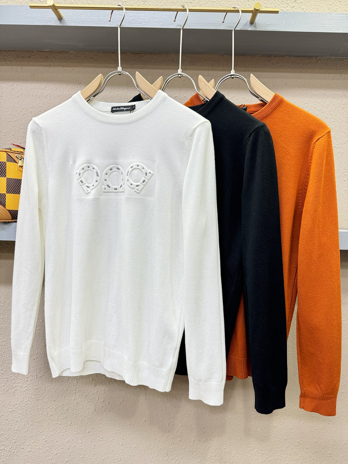 Ferrag *mo菲拉格慕 2025新款毛衣，胸前logo设计！贸易公司渠道稀出，同步官网发售！秋冬系