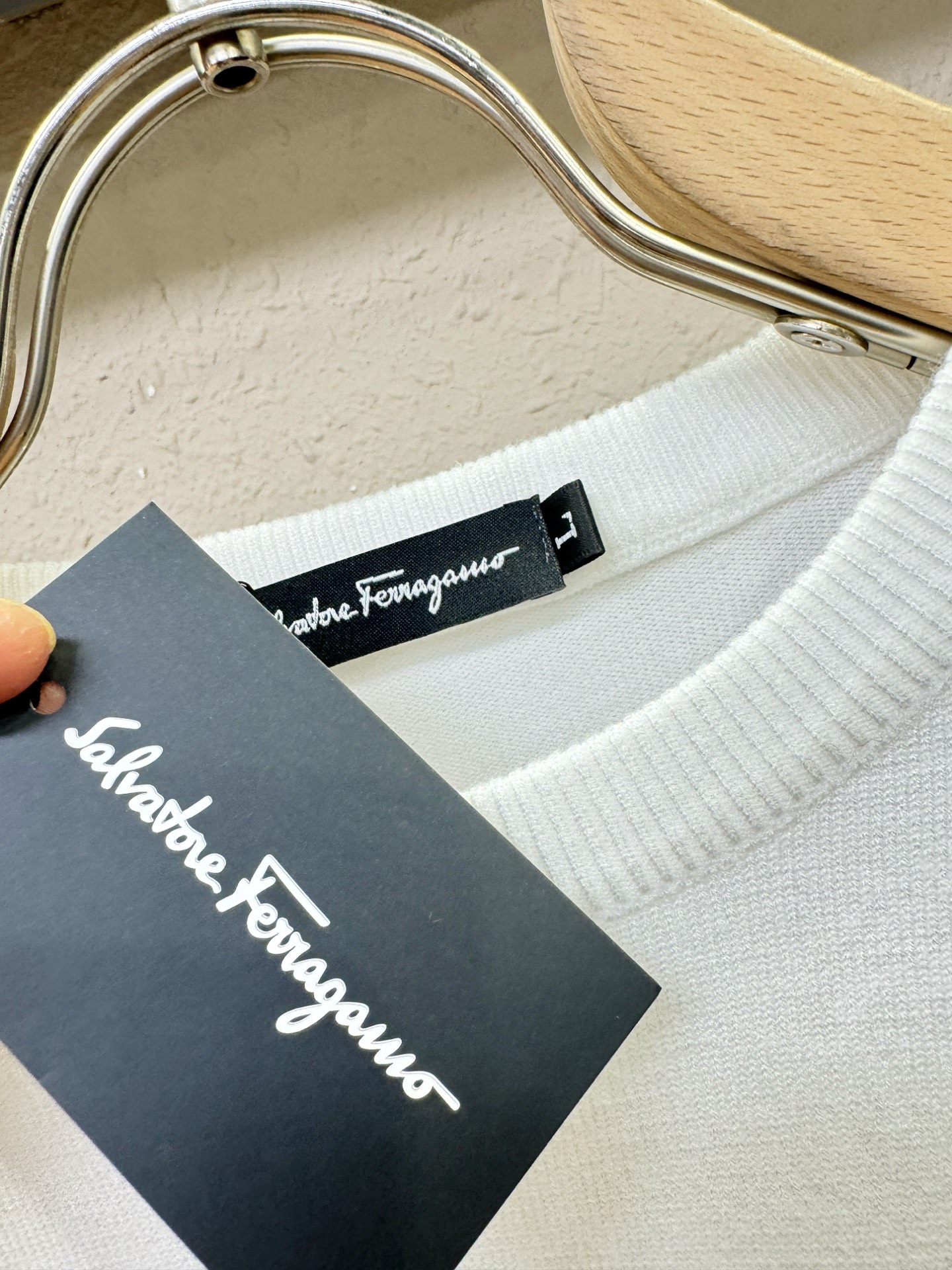 Ferrag *mo菲拉格慕 2025新款毛衣，胸前logo设计！贸易公司渠道稀出，同步官网发售！秋冬系