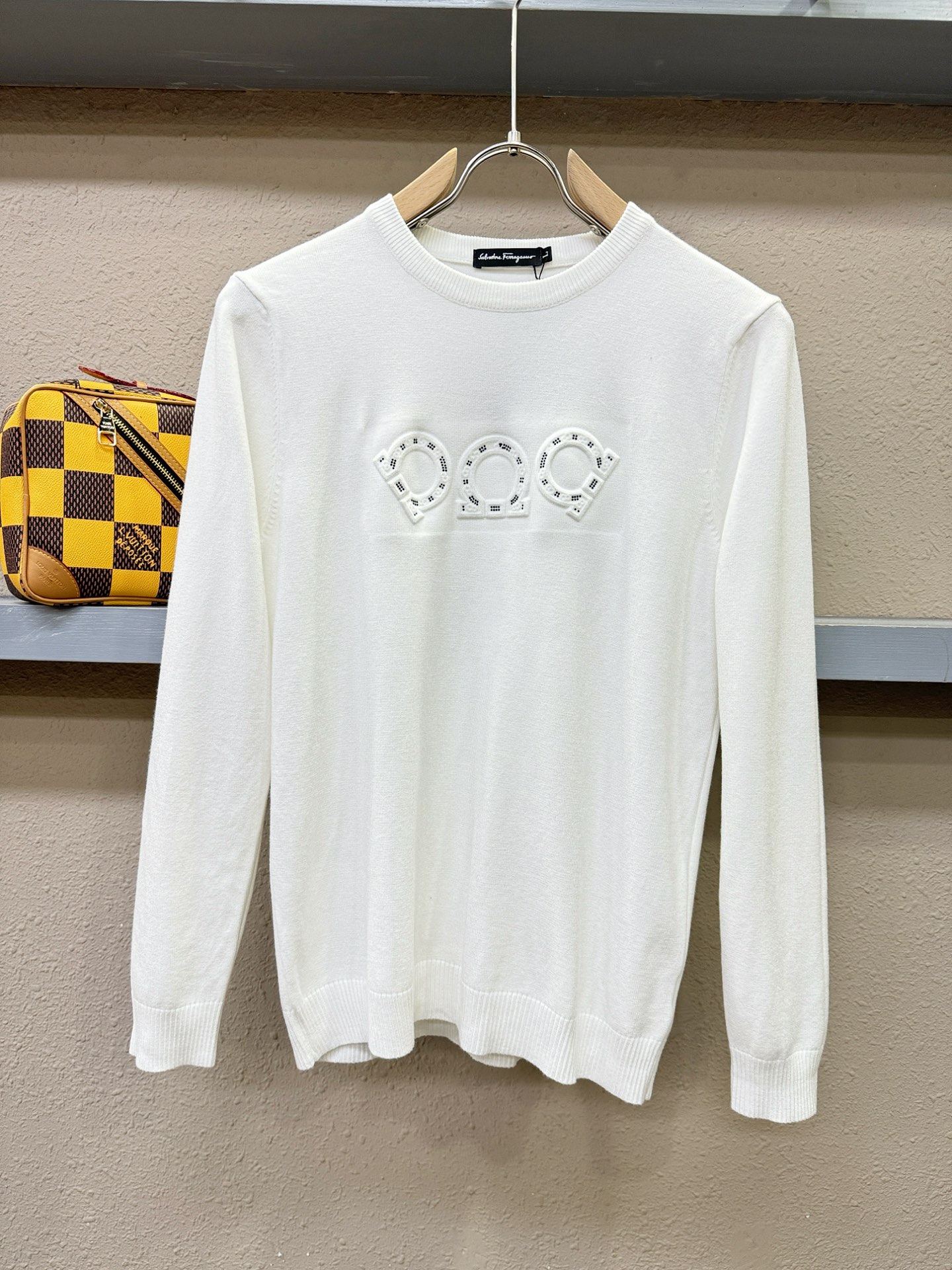 Ferrag *mo菲拉格慕 2025新款毛衣，胸前logo设计！贸易公司渠道稀出，同步官网发售！秋冬系