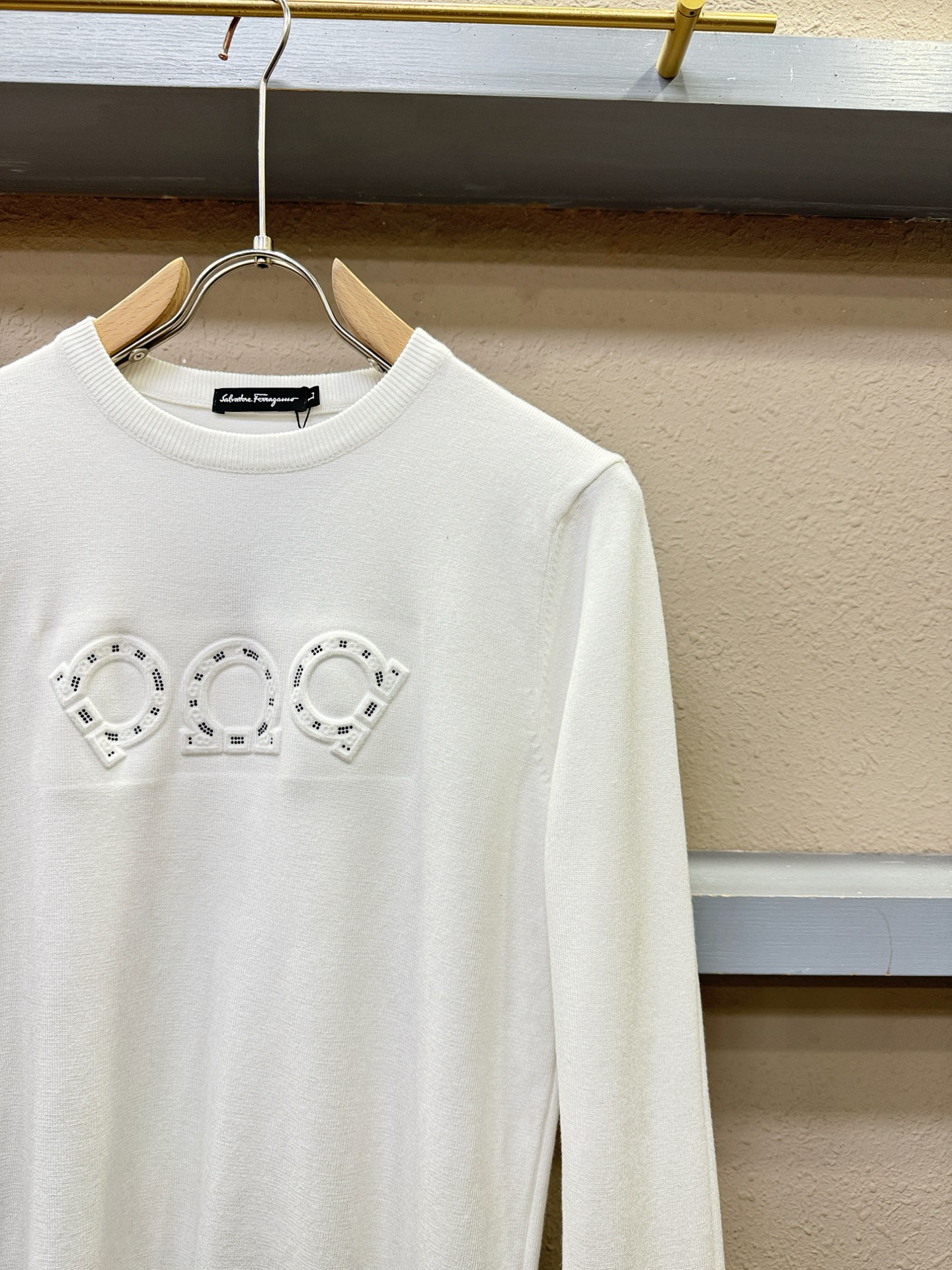 Ferrag *mo菲拉格慕 2025新款毛衣，胸前logo设计！贸易公司渠道稀出，同步官网发售！秋冬系