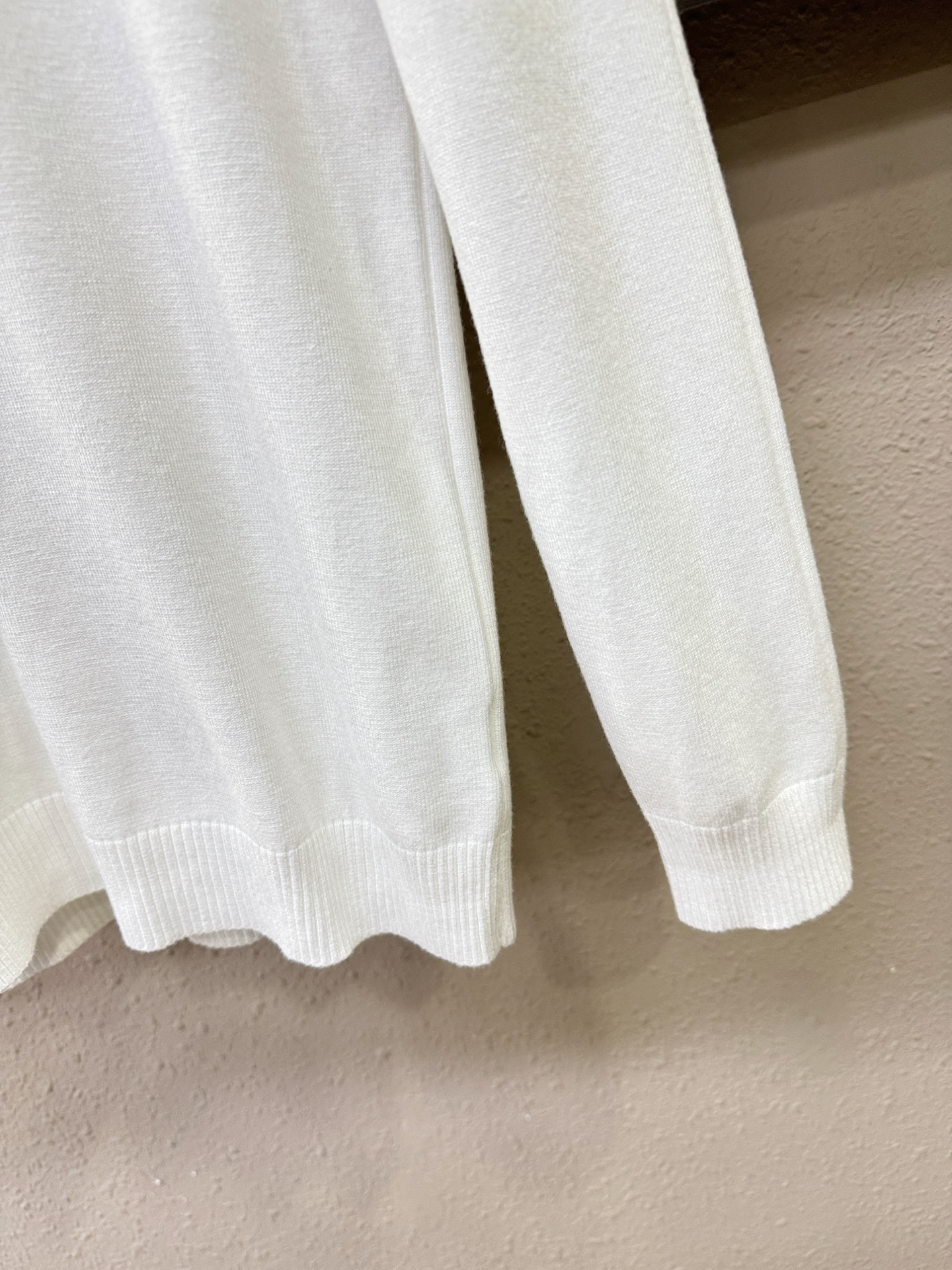 Ferrag *mo菲拉格慕 2025新款毛衣，胸前logo设计！贸易公司渠道稀出，同步官网发售！秋冬系