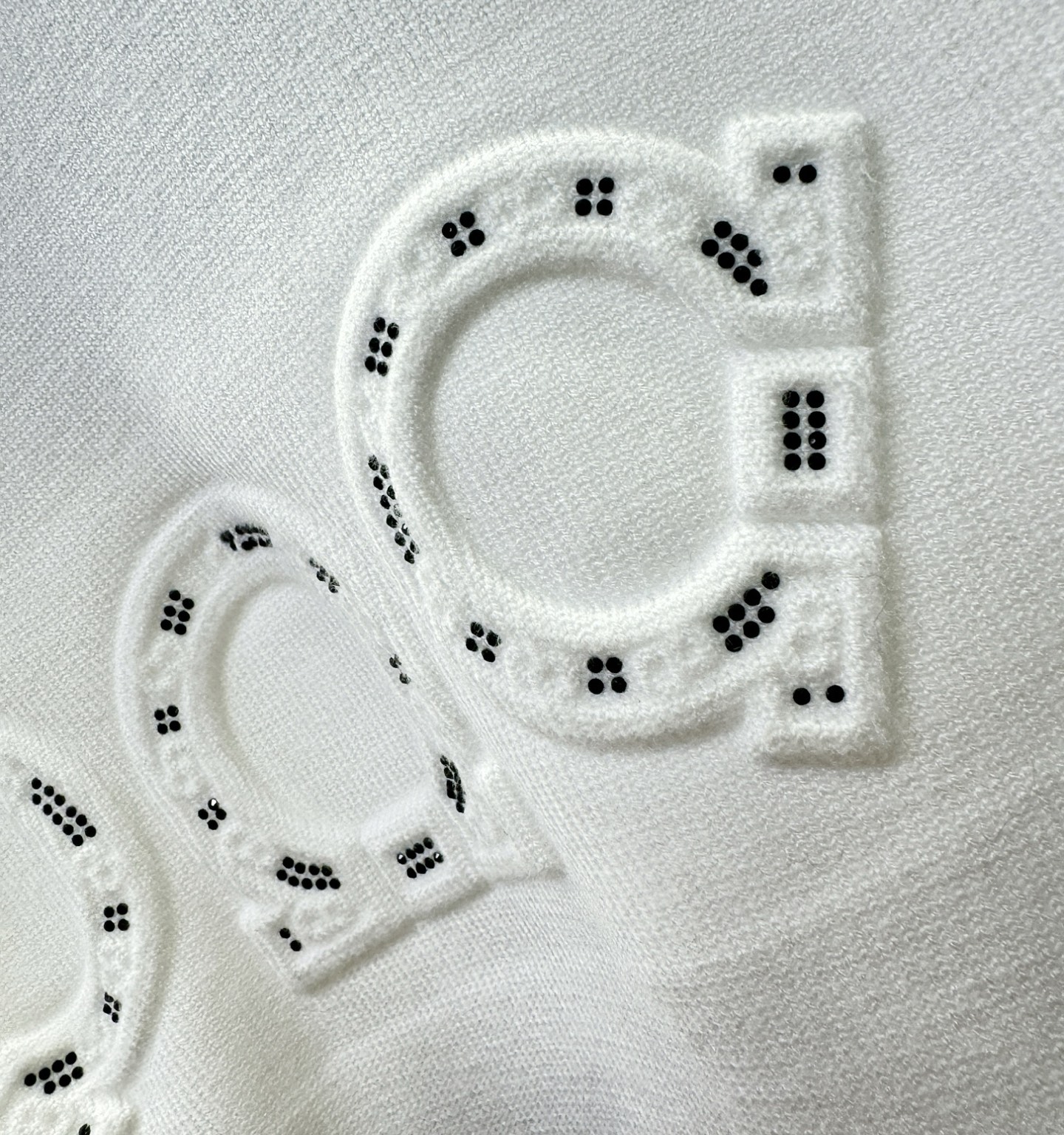 Ferrag *mo菲拉格慕 2025新款毛衣，胸前logo设计！贸易公司渠道稀出，同步官网发售！秋冬系