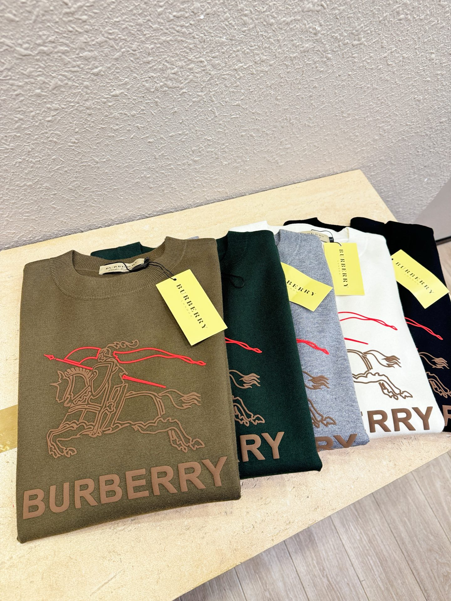 BURBERRY巴宝莉 2025新款毛衣，胸前logo设计！贸易公司渠道稀出，同步官网发售！秋冬系列经典
