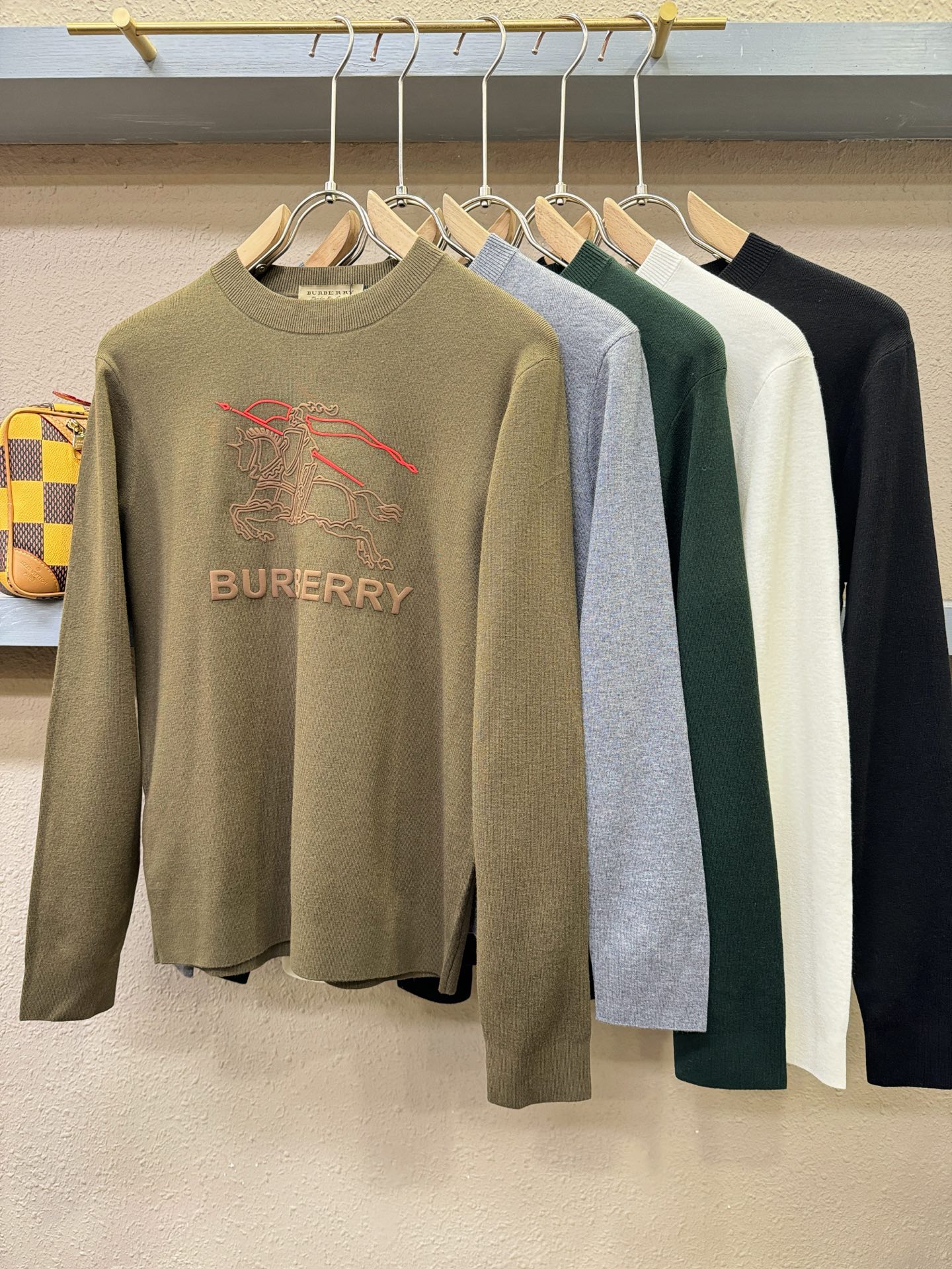 BURBERRY巴宝莉 2025新款毛衣，胸前logo设计！贸易公司渠道稀出，同步官网发售！秋冬系列经典