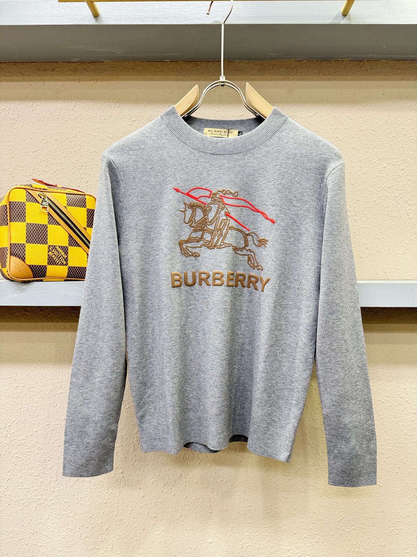 BURBERRY巴宝莉 2025新款毛衣，胸前logo设计！贸易公司渠道稀出，同步官网发售！秋冬系列经典