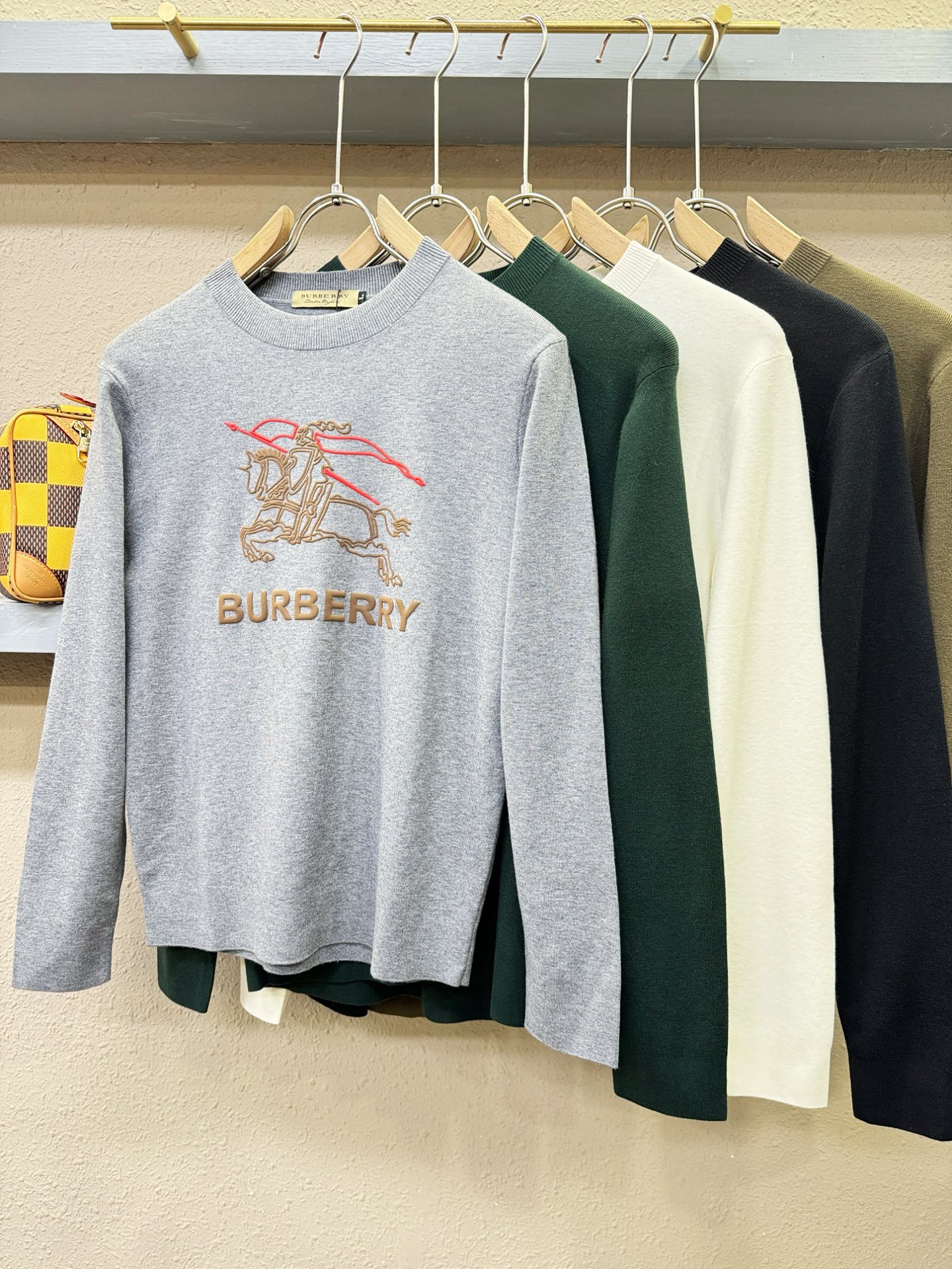BURBERRY巴宝莉 2025新款毛衣，胸前logo设计！贸易公司渠道稀出，同步官网发售！秋冬系列经典