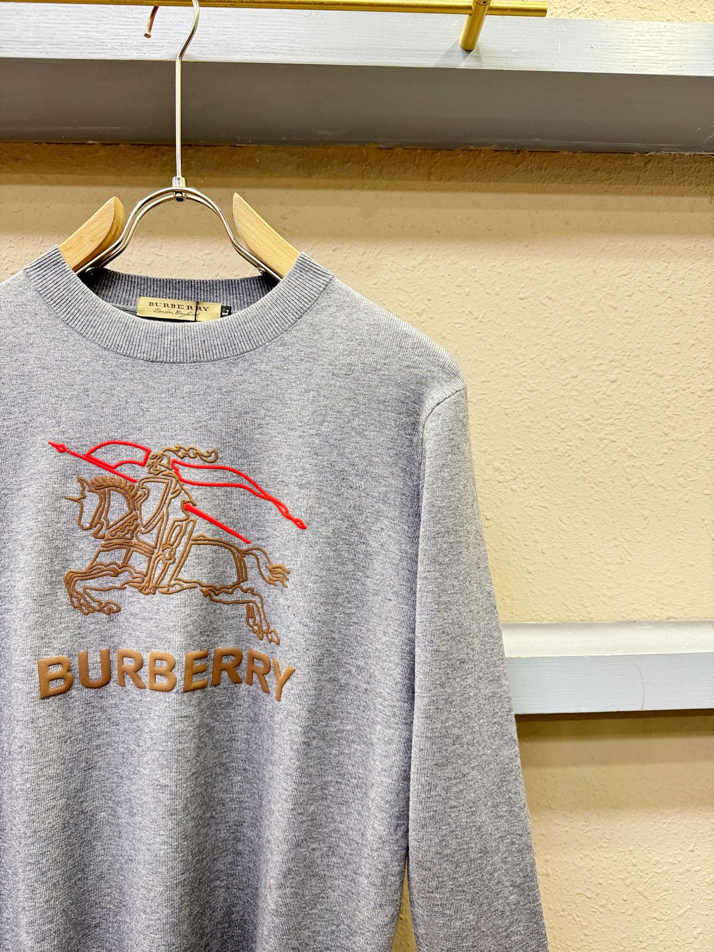 BURBERRY巴宝莉 2025新款毛衣，胸前logo设计！贸易公司渠道稀出，同步官网发售！秋冬系列经典