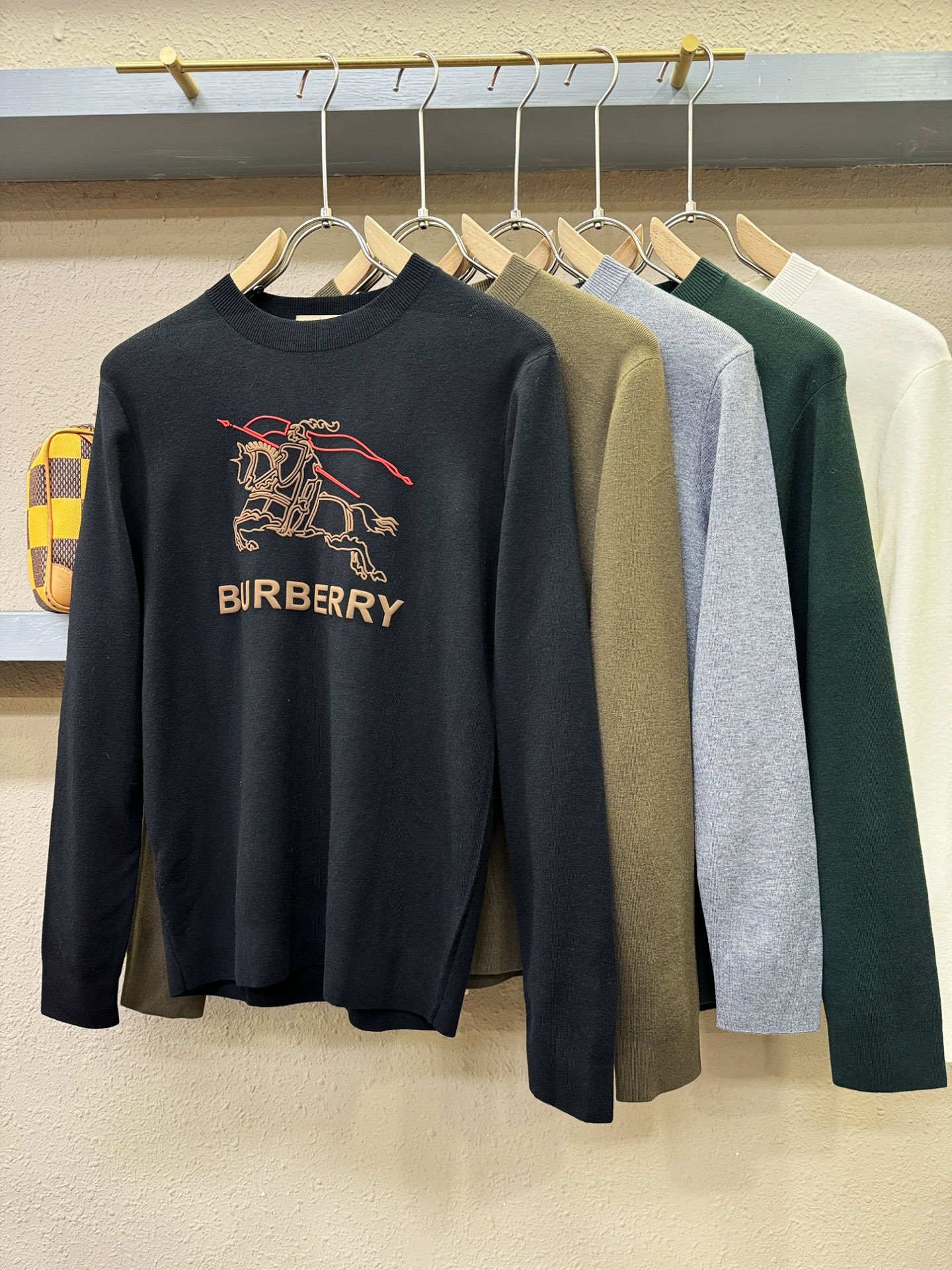 BURBERRY巴宝莉 2025新款毛衣，胸前logo设计！贸易公司渠道稀出，同步官网发售！秋冬系列经典