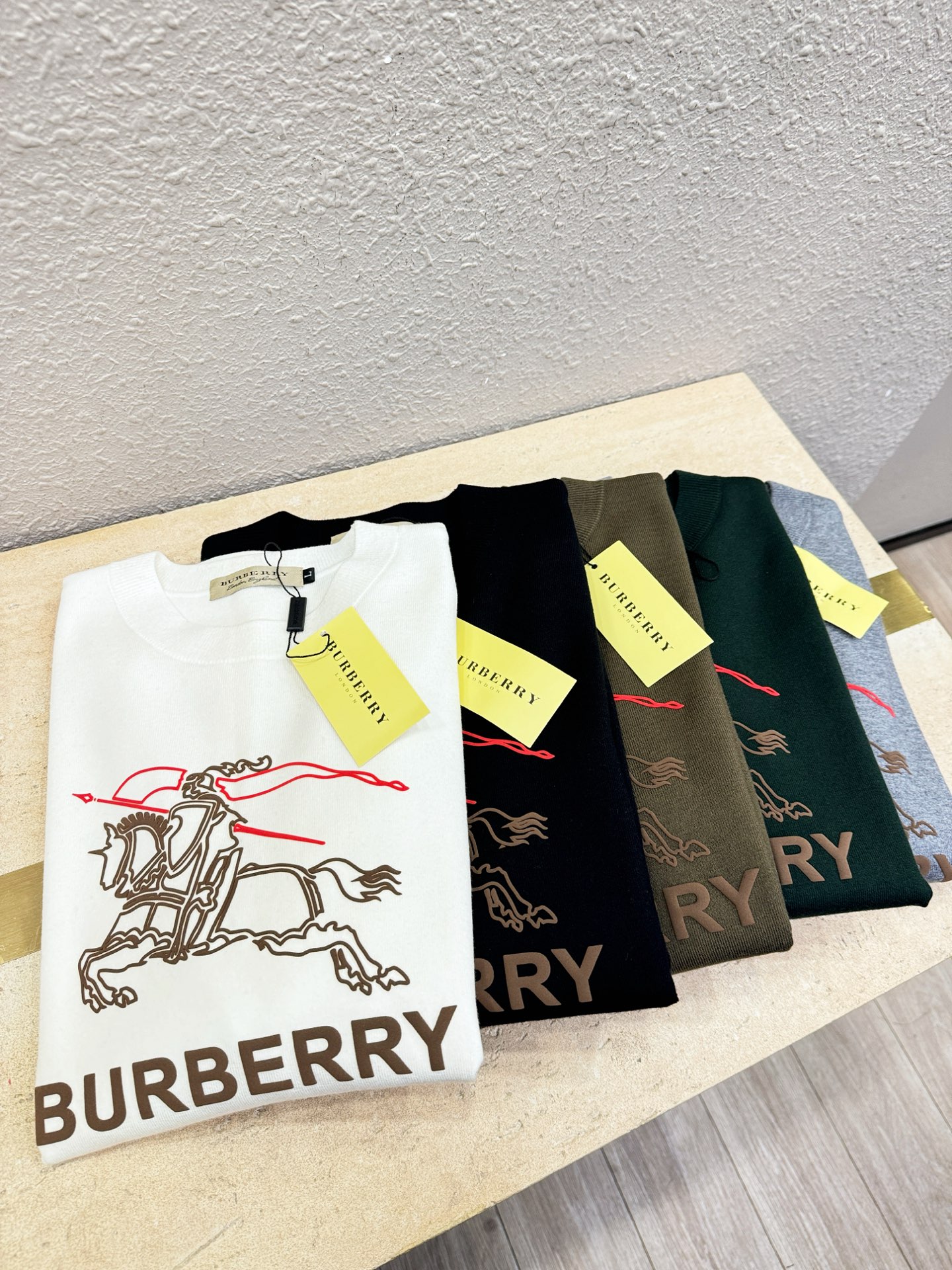 BURBERRY巴宝莉 2025新款毛衣，胸前logo设计！贸易公司渠道稀出，同步官网发售！秋冬系列经典