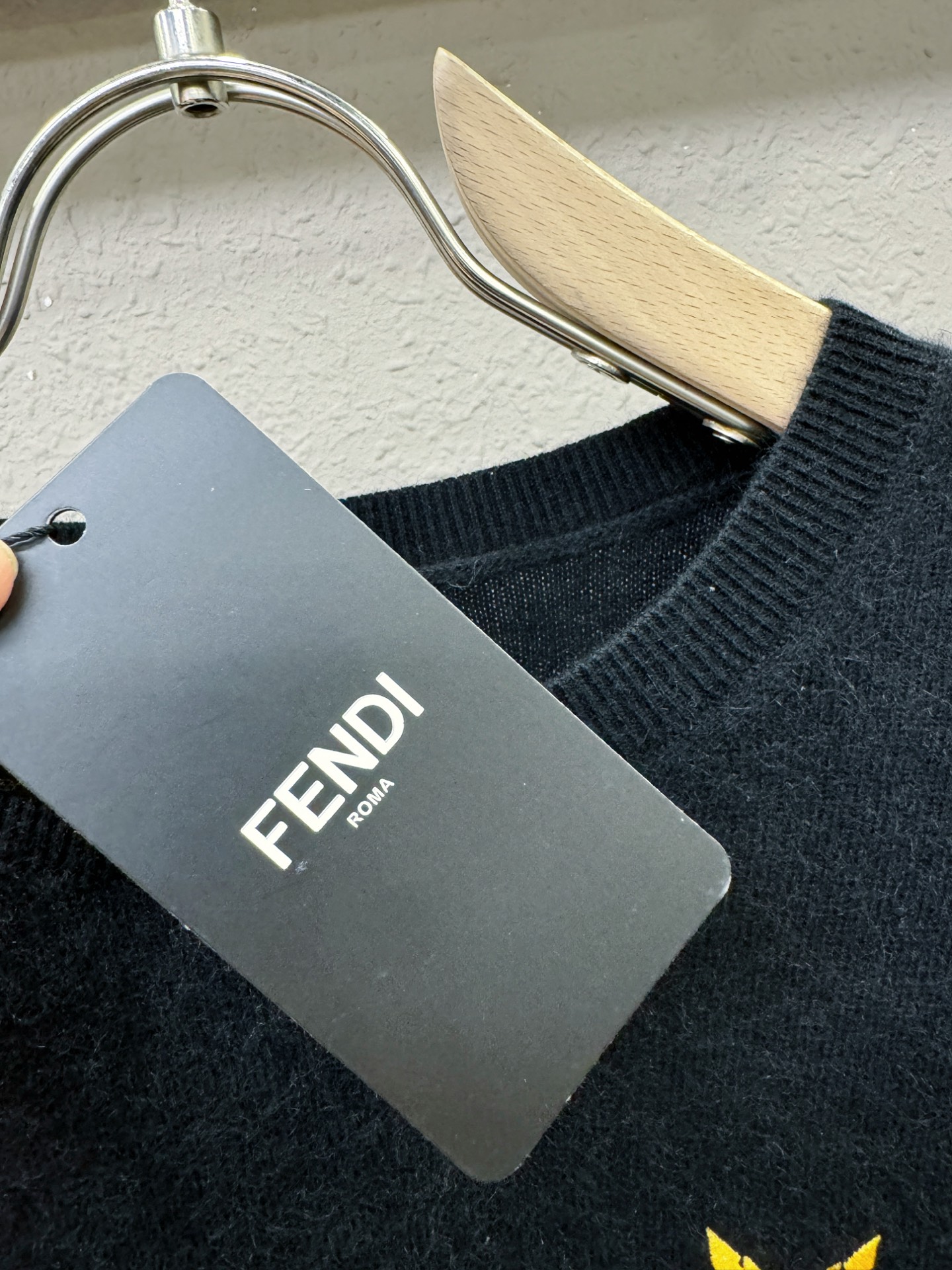 FENDI芬迪 2025秋冬新款羊绒毛衣，顶级羊绒面料，logo图案设计，胸前logo设计！秋冬系列经典