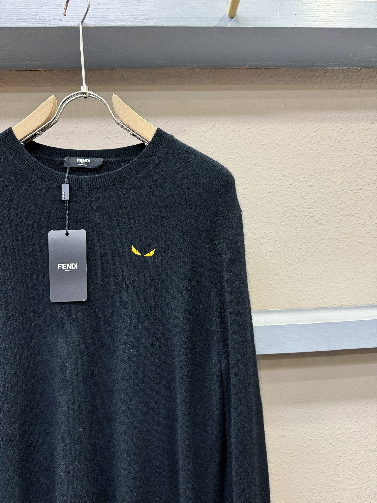 FENDI芬迪 2025秋冬新款羊绒毛衣，顶级羊绒面料，logo图案设计，胸前logo设计！秋冬系列经典