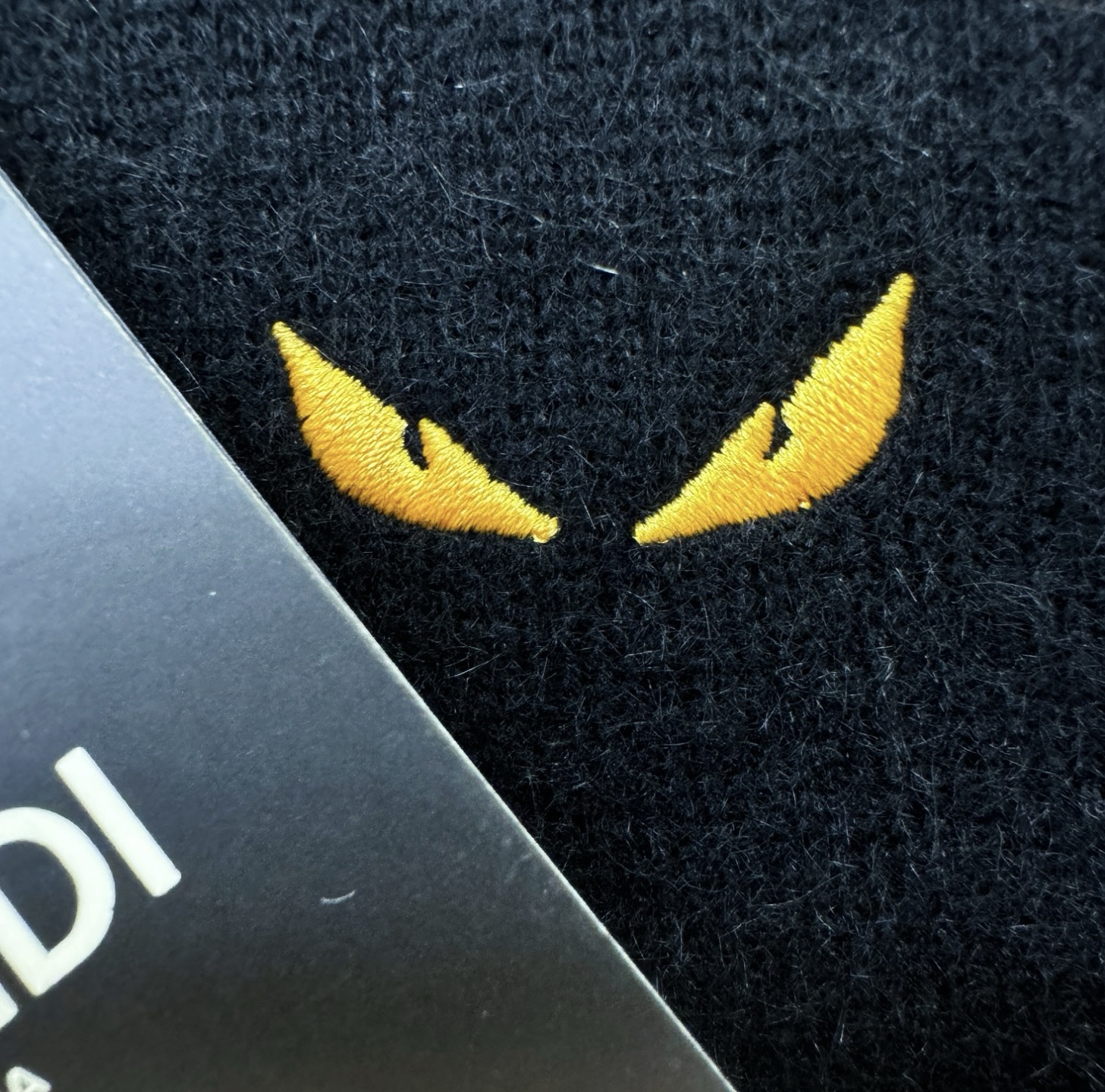 FENDI芬迪 2025秋冬新款羊绒毛衣，顶级羊绒面料，logo图案设计，胸前logo设计！秋冬系列经典