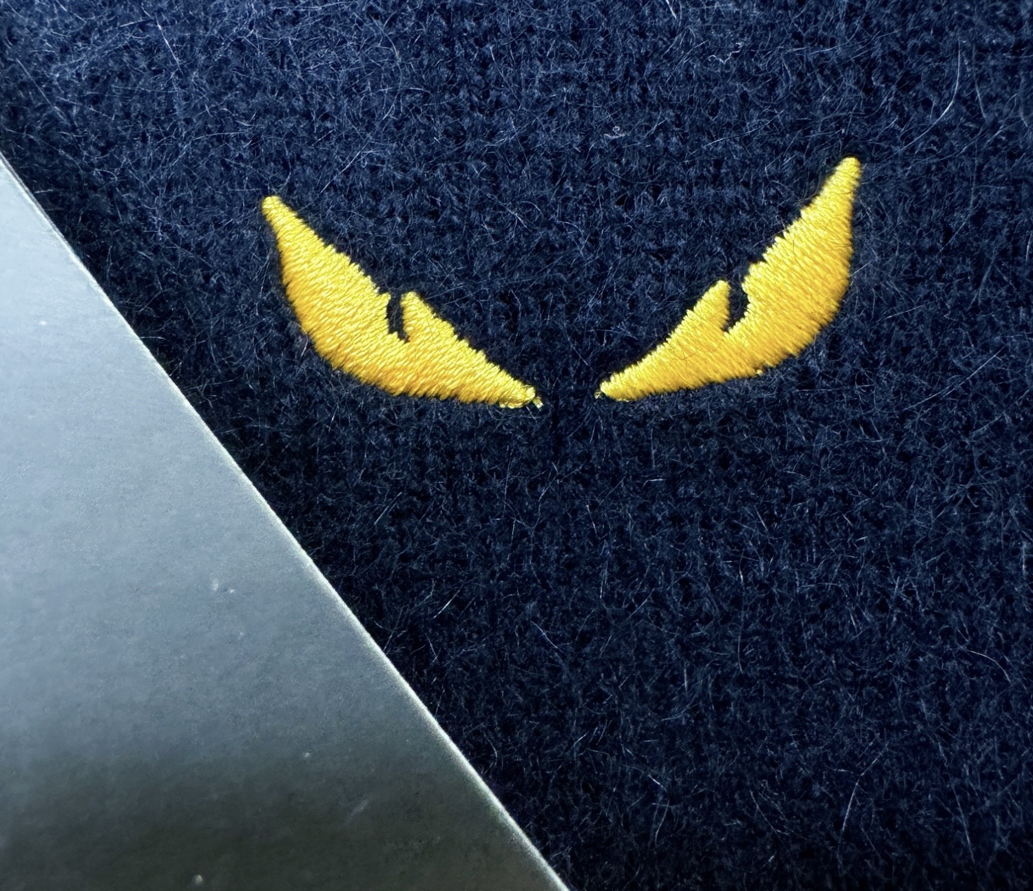 FENDI芬迪 2025秋冬新款羊绒毛衣，顶级羊绒面料，logo图案设计，胸前logo设计！秋冬系列经典