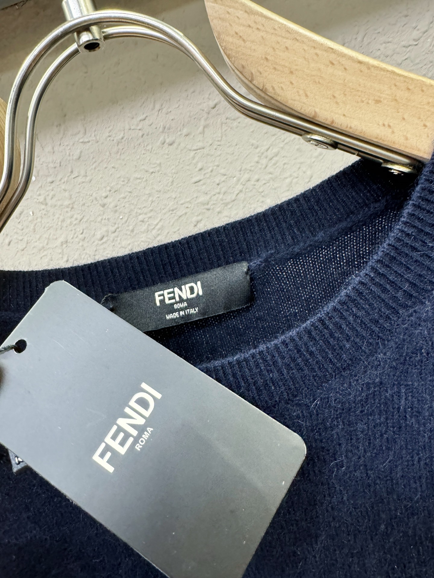 FENDI芬迪 2025秋冬新款羊绒毛衣，顶级羊绒面料，logo图案设计，胸前logo设计！秋冬系列经典