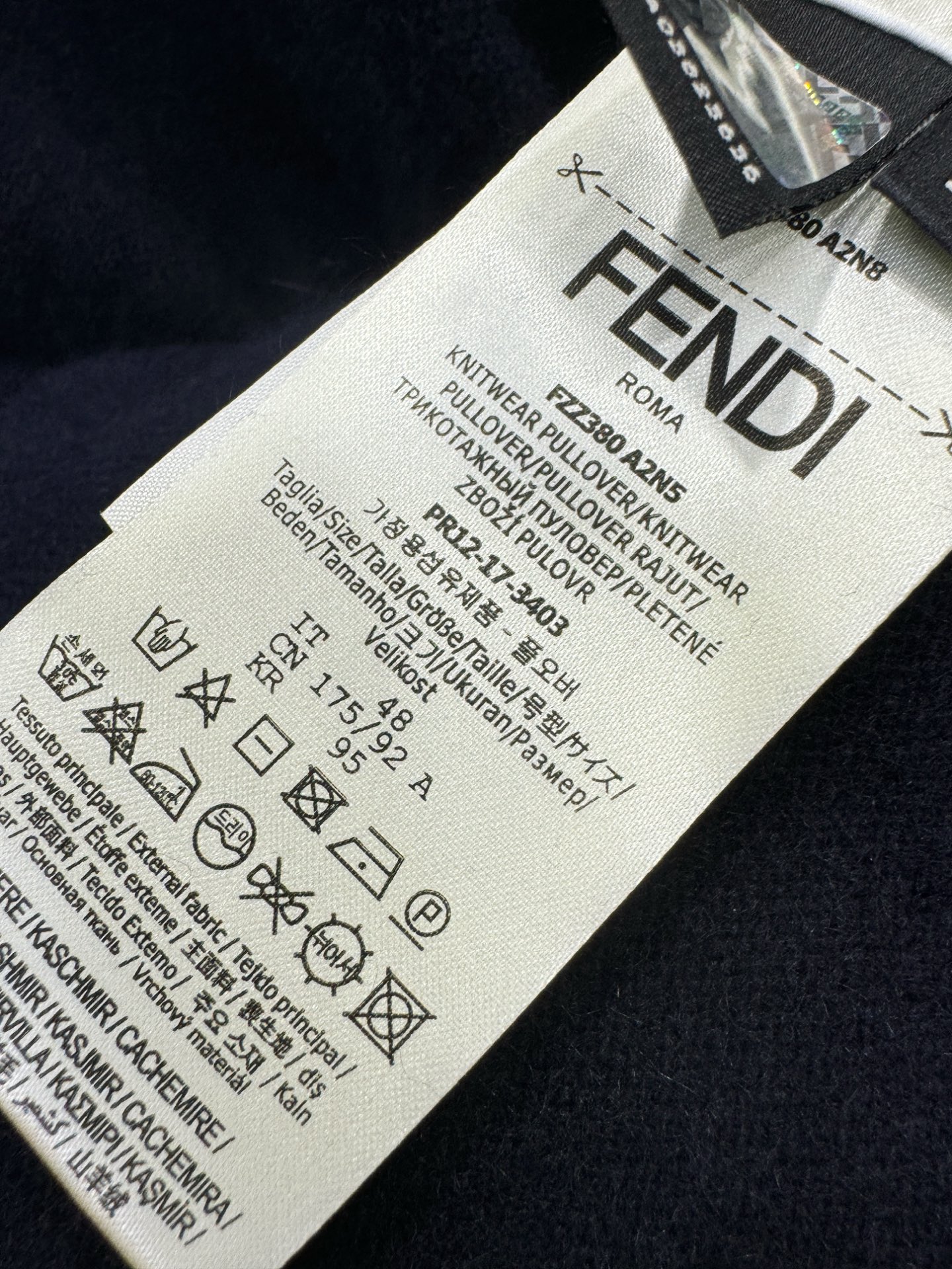 FENDI芬迪 2025秋冬新款羊绒毛衣，顶级羊绒面料，logo图案设计，胸前logo设计！秋冬系列经典